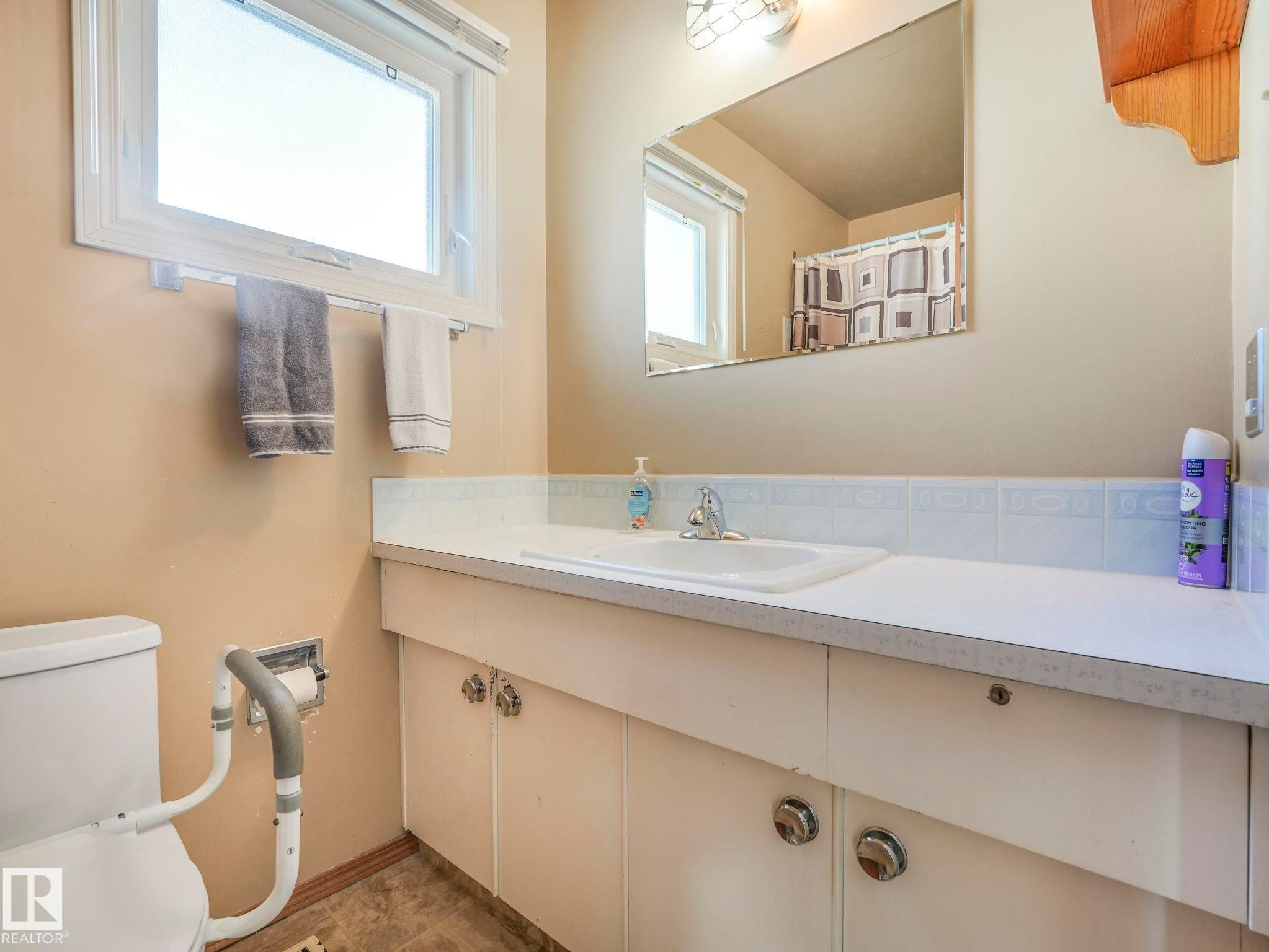 5916 148 Avenue, Edmonton, AB - Indoor Photo Showing Bathroom