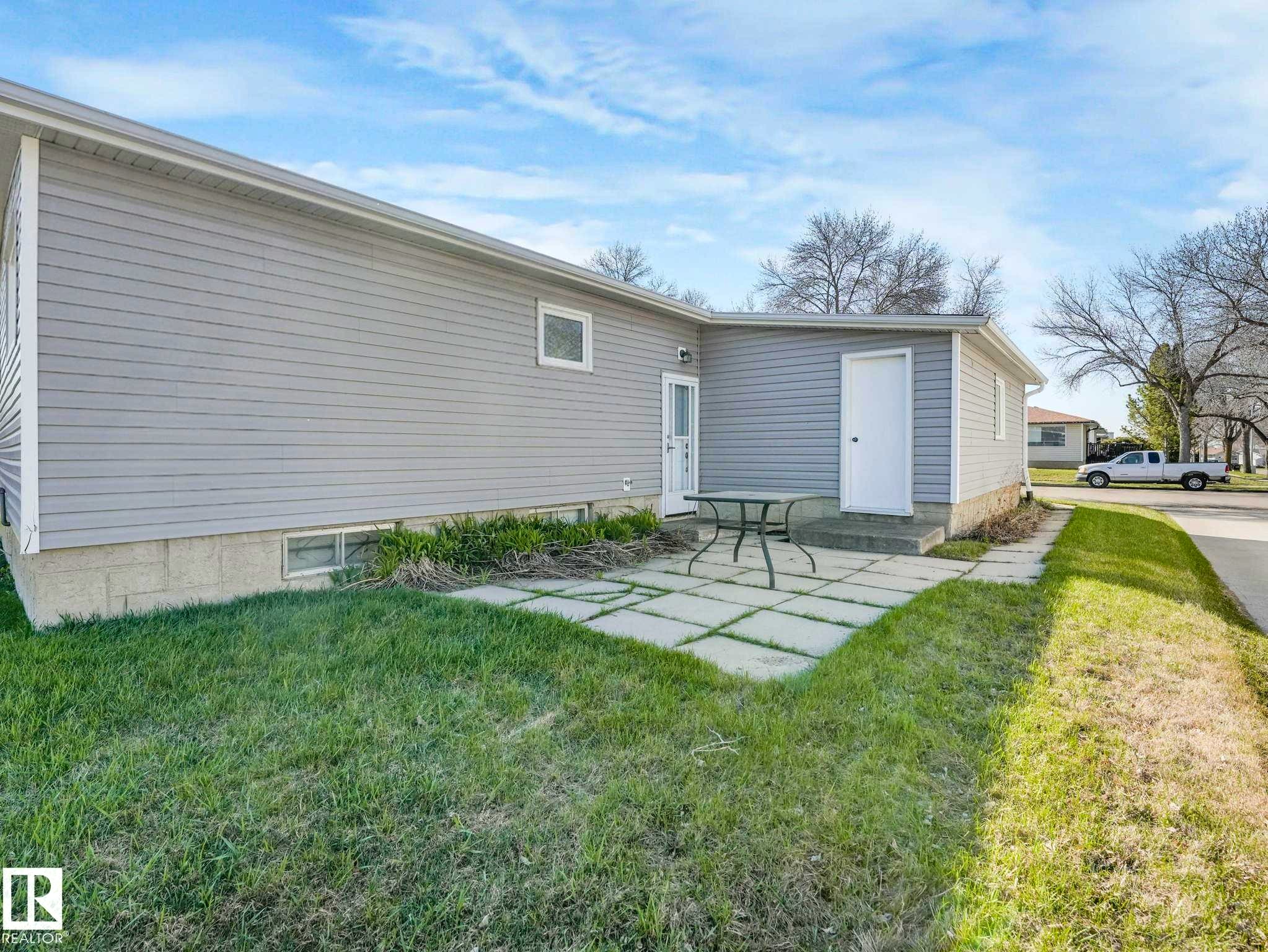 5916 148 Avenue, Edmonton, AB - Outdoor