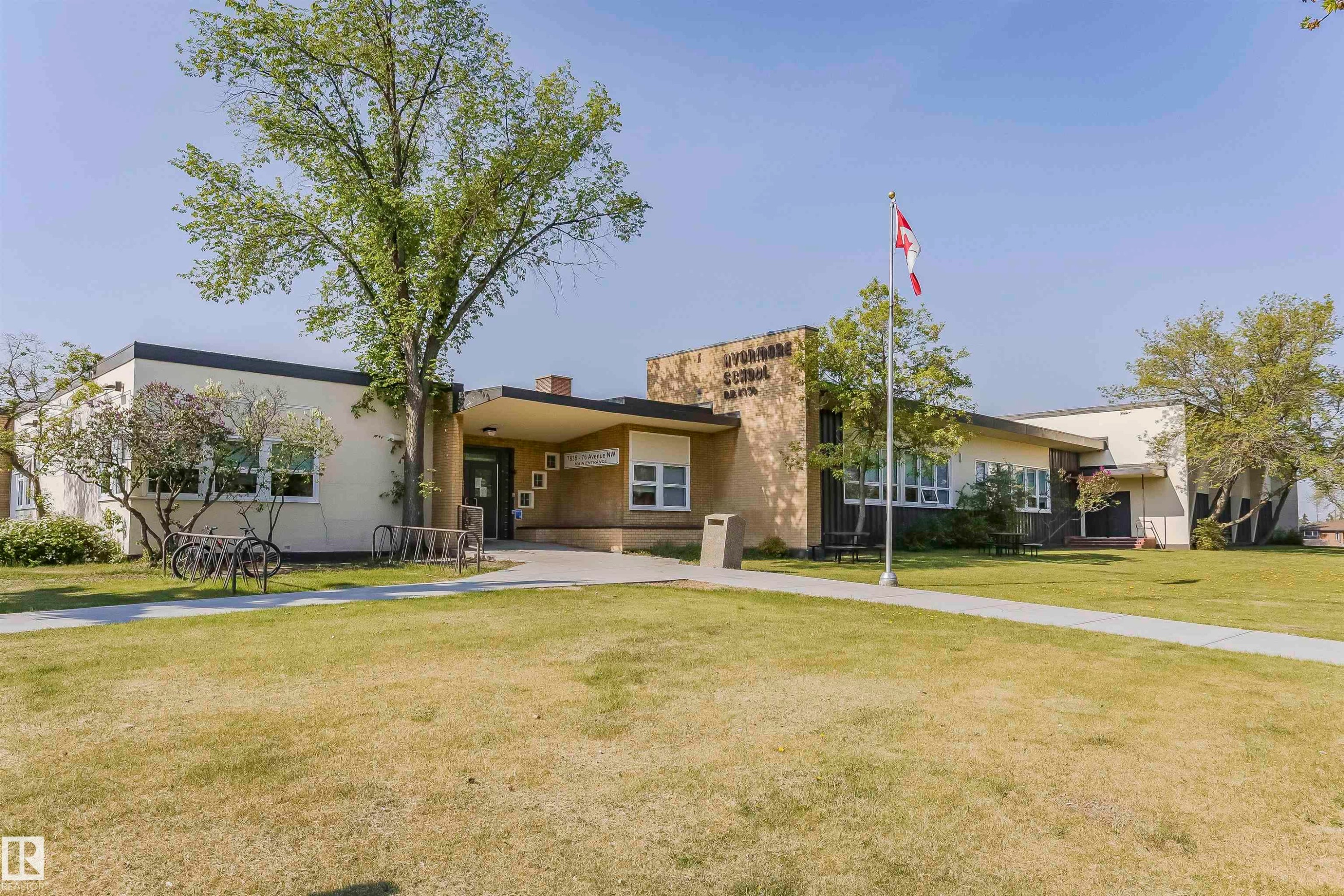 Single-story commercial building featuring a cream-colored facade with dark trim and a flat roof - 8530 76 Avenue, Edmonton, AB - Outdoor