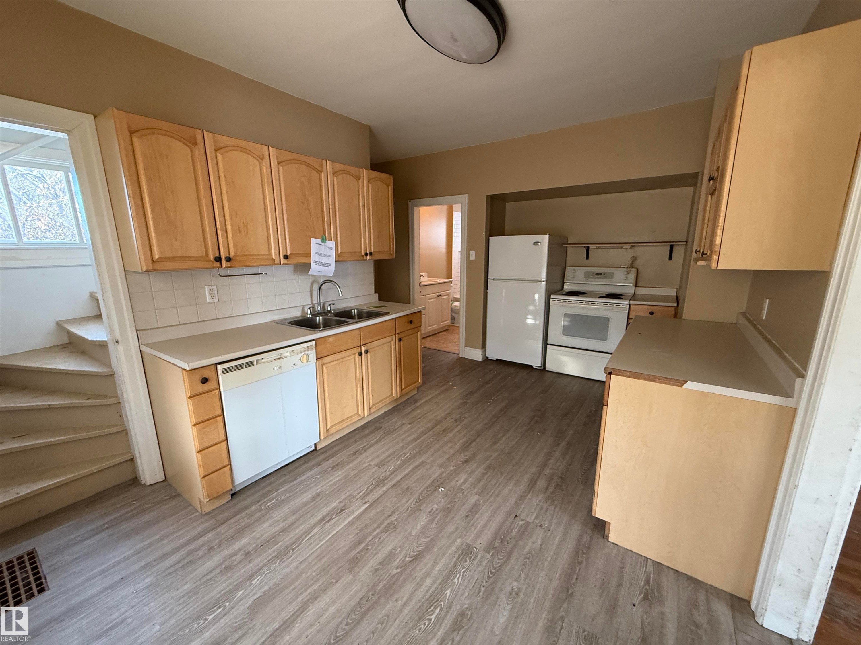 4818 52 Street, Thorsby, AB - Indoor Photo Showing Kitchen With Double Sink