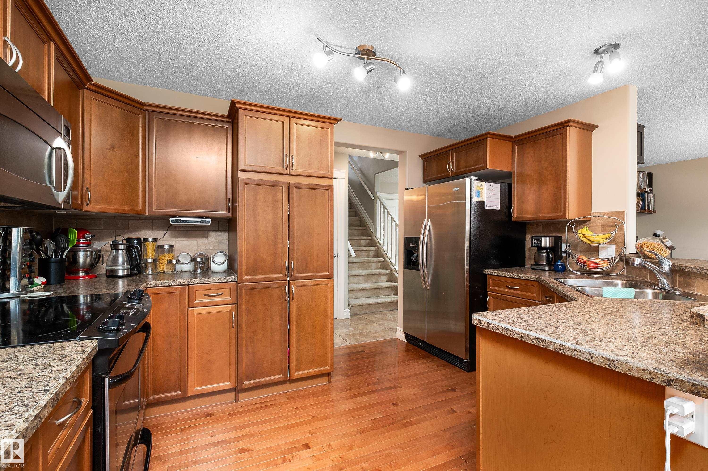 4 Spring Grove Crescent, Spruce Grove, AB - Indoor Photo Showing Kitchen With Double Sink