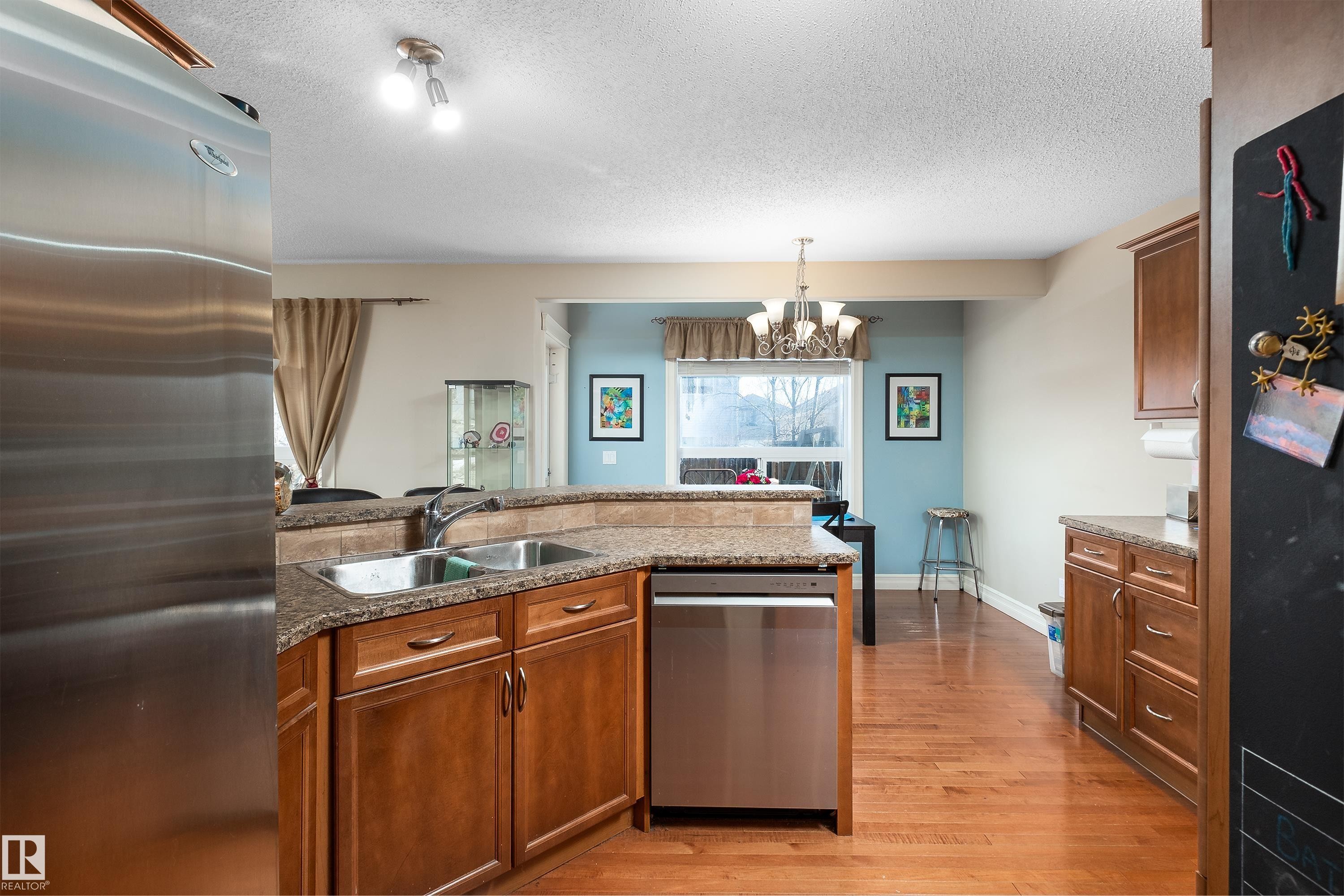 4 Spring Grove Crescent, Spruce Grove, AB - Indoor Photo Showing Kitchen With Double Sink