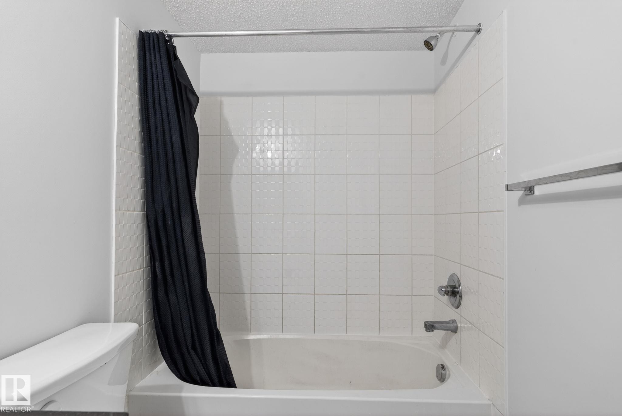 412 3315 James Mowatt Trail, Edmonton, AB - Indoor Photo Showing Bathroom