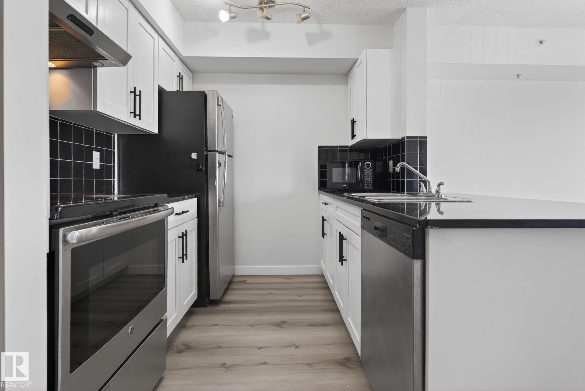 412 3315 James Mowatt Trail, Edmonton, AB - Indoor Photo Showing Kitchen