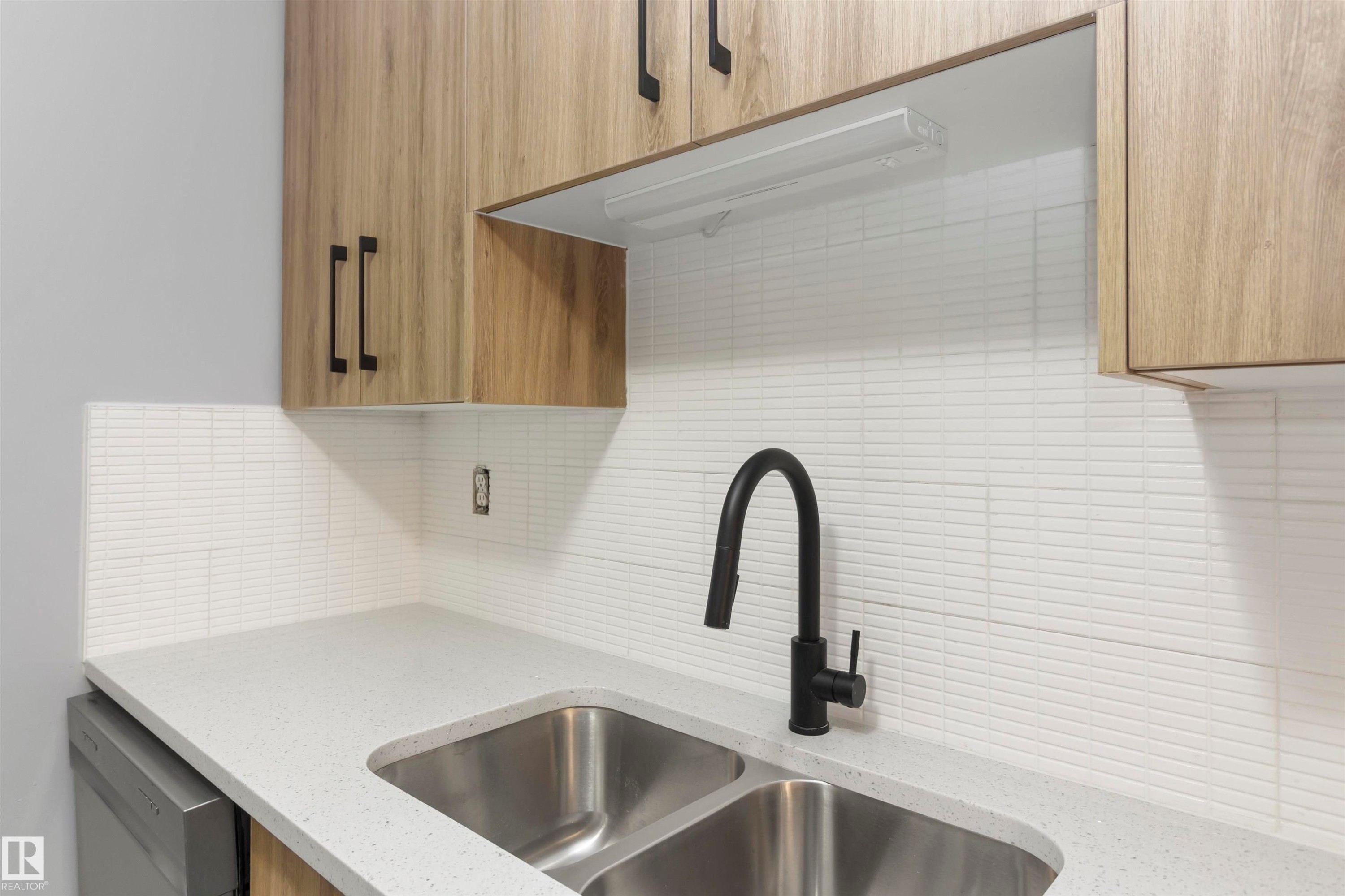 18 Willowdale Place, Edmonton, AB - Indoor Photo Showing Kitchen With Double Sink