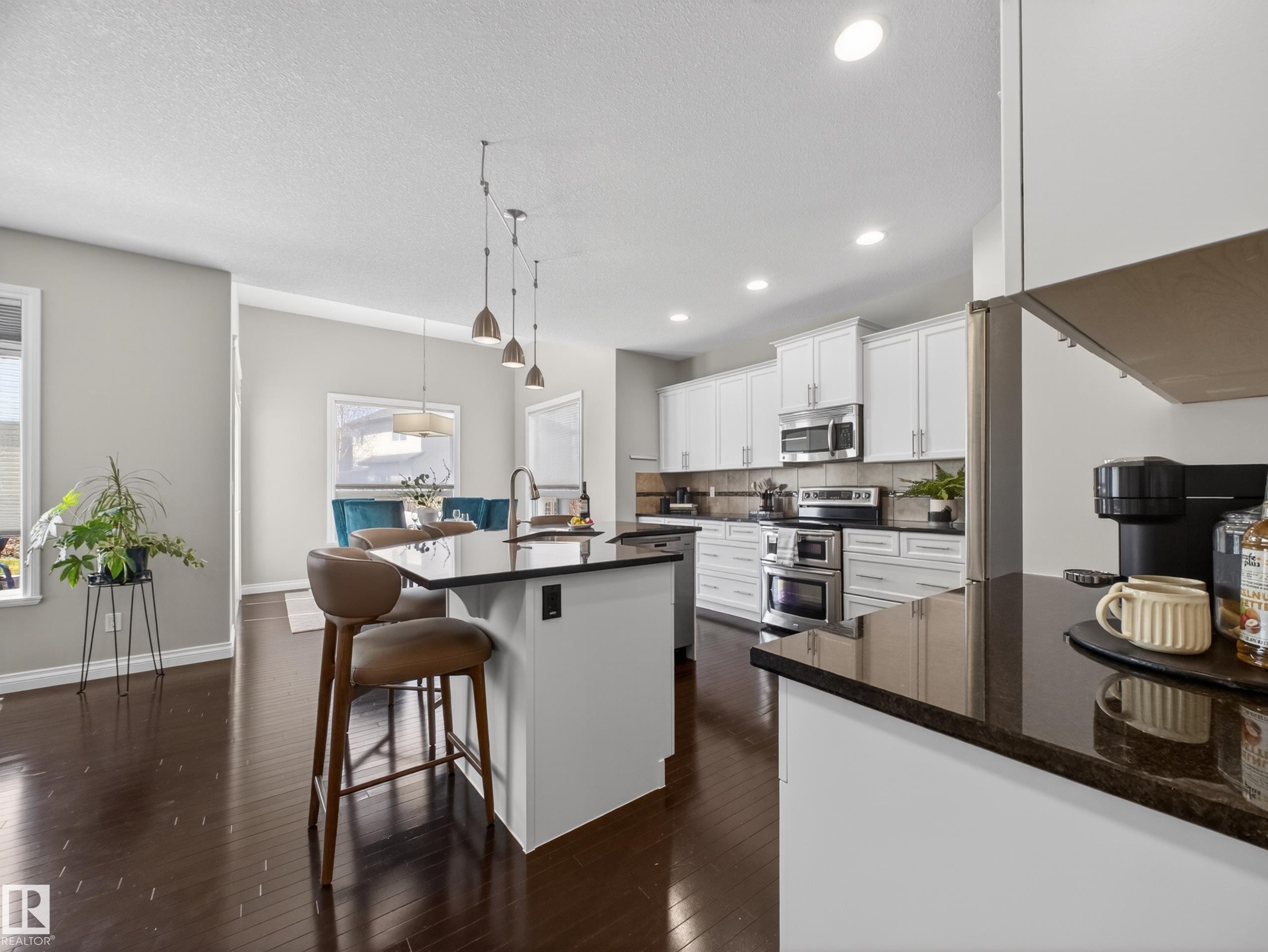 1473 Wates Link, Edmonton, AB - Indoor Photo Showing Kitchen With Upgraded Kitchen
