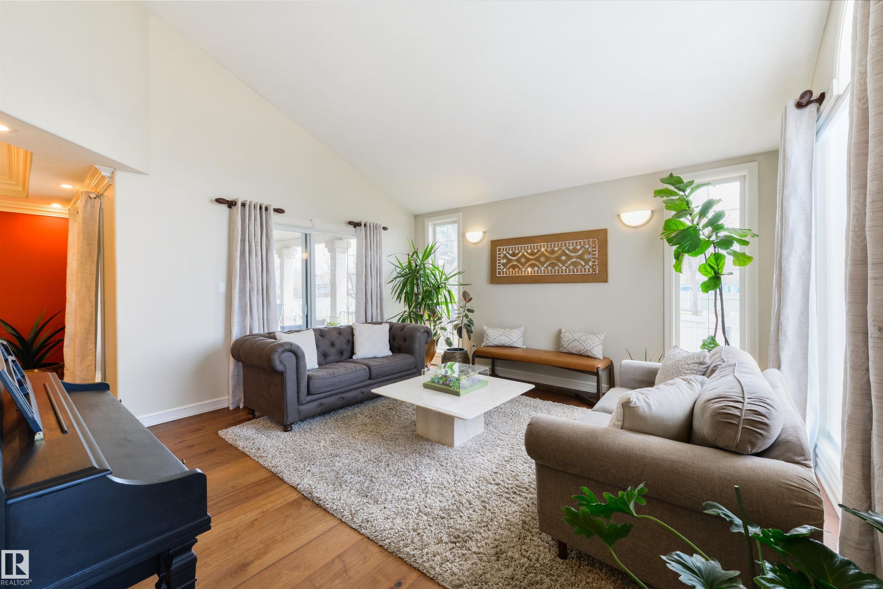 11304 9 Avenue, Edmonton, AB - Indoor Photo Showing Living Room