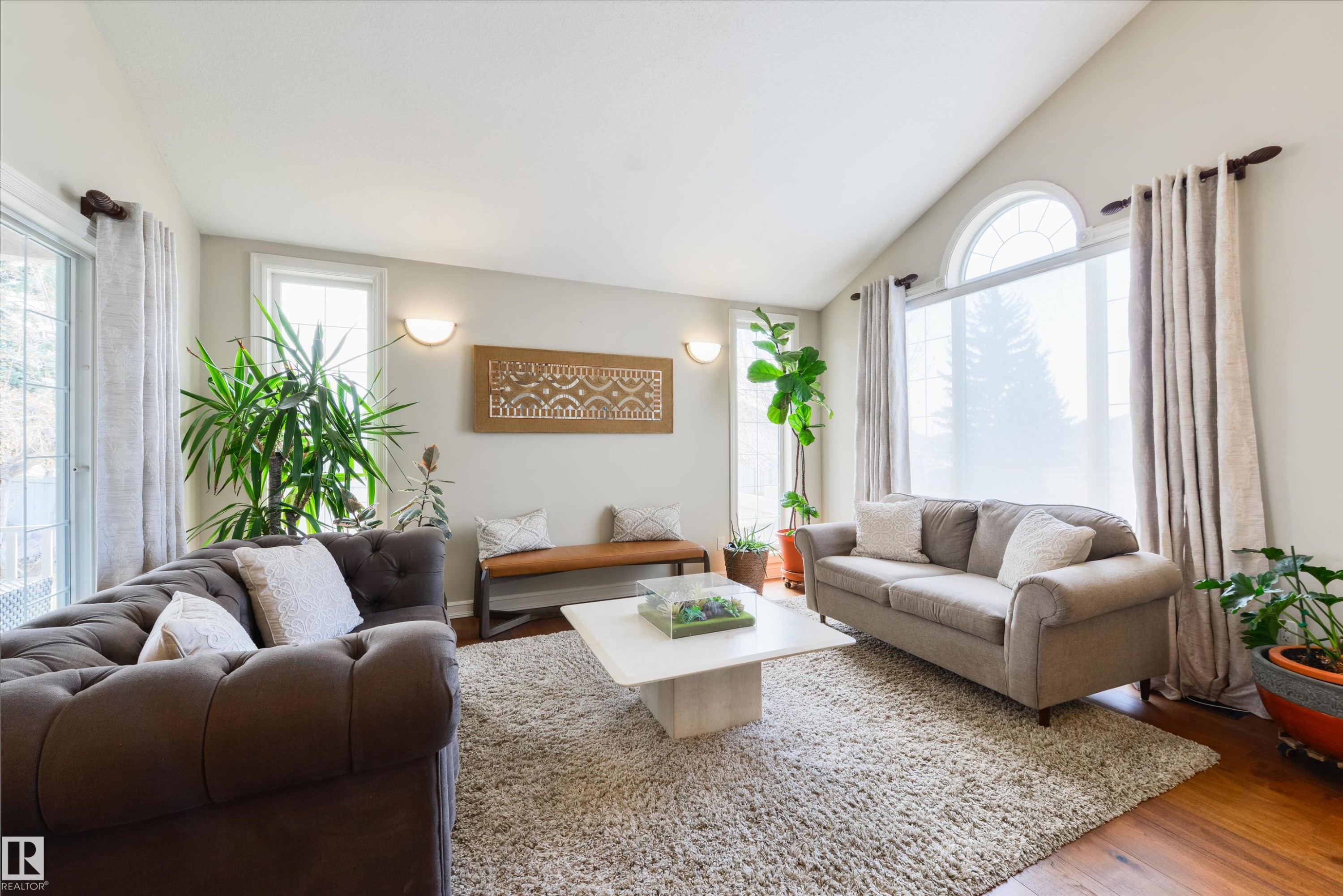 11304 9 Avenue, Edmonton, AB - Indoor Photo Showing Living Room