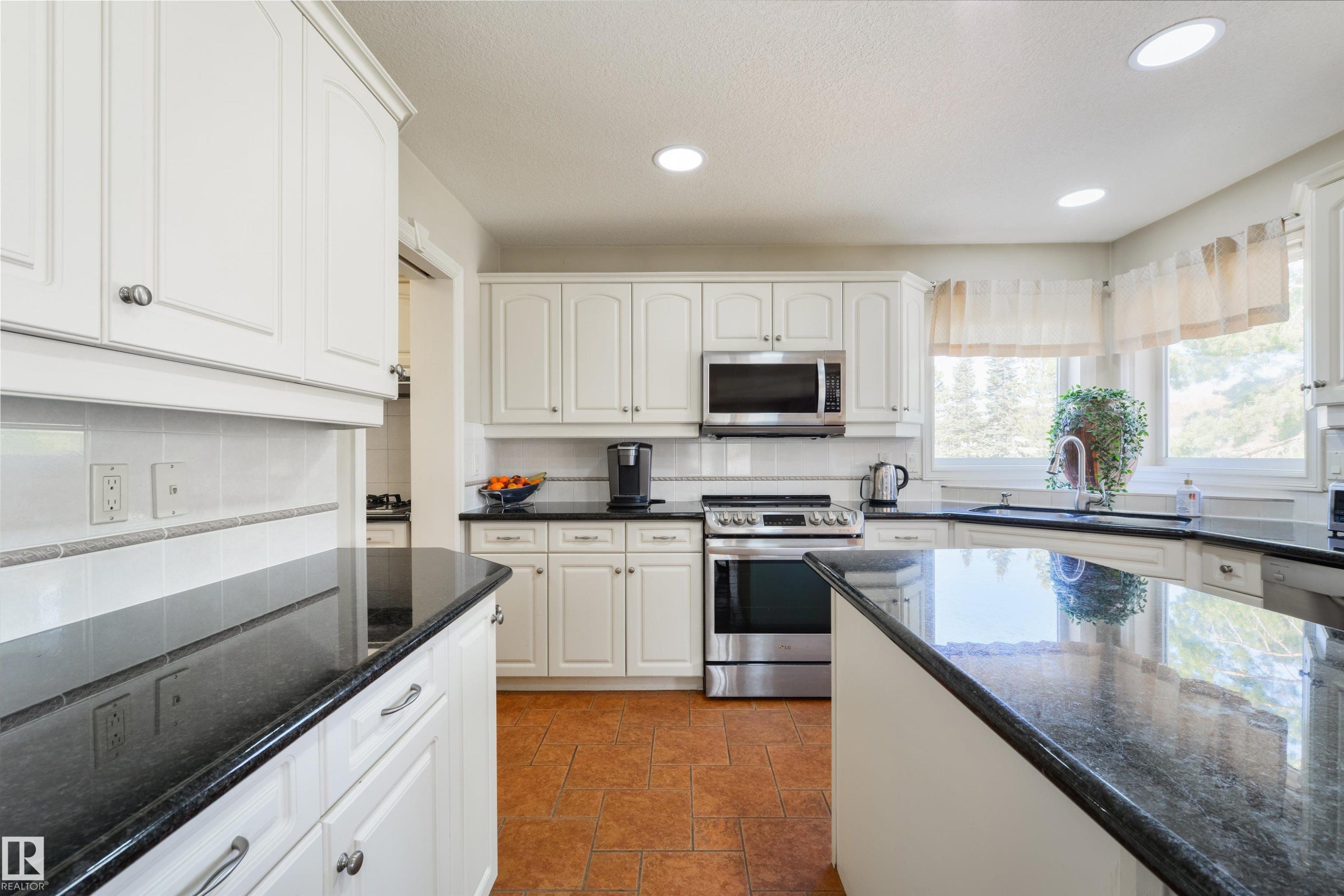 11304 9 Avenue, Edmonton, AB - Indoor Photo Showing Kitchen