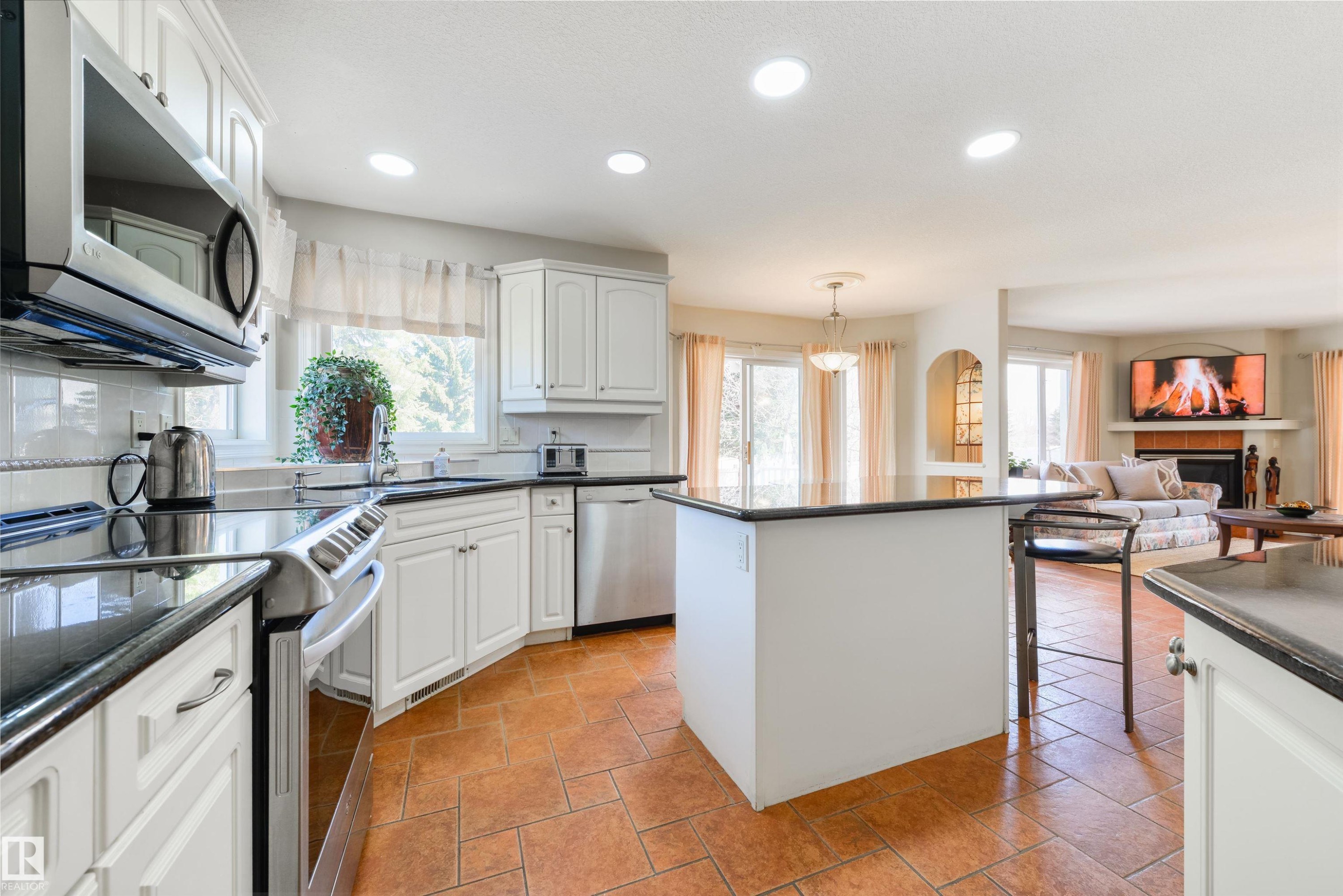 11304 9 Avenue, Edmonton, AB - Indoor Photo Showing Kitchen With Upgraded Kitchen