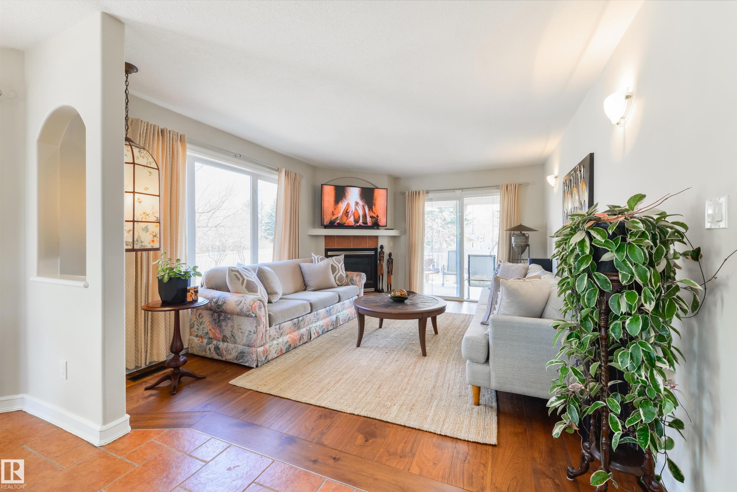 11304 9 Avenue, Edmonton, AB - Indoor Photo Showing Living Room