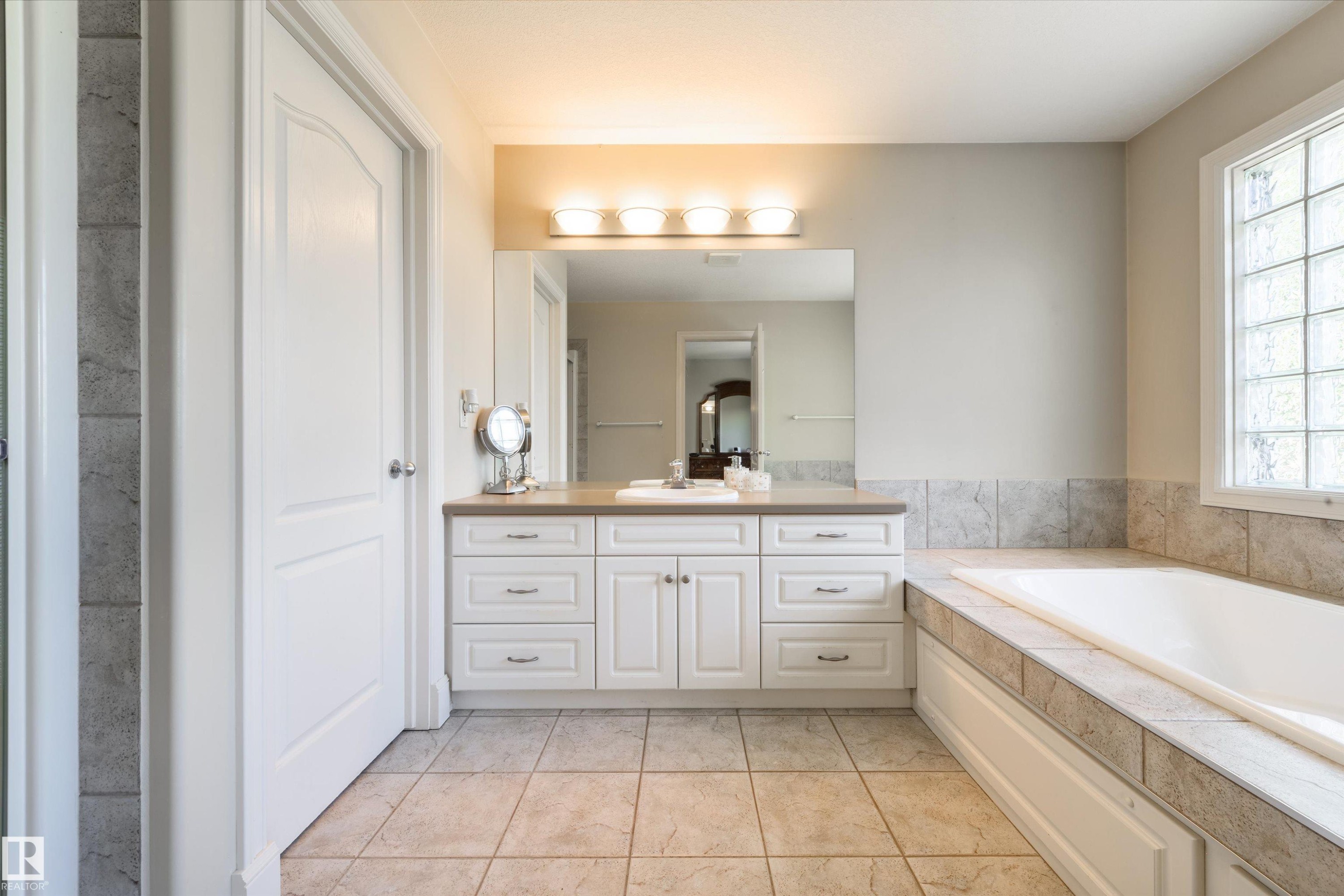 11304 9 Avenue, Edmonton, AB - Indoor Photo Showing Bathroom