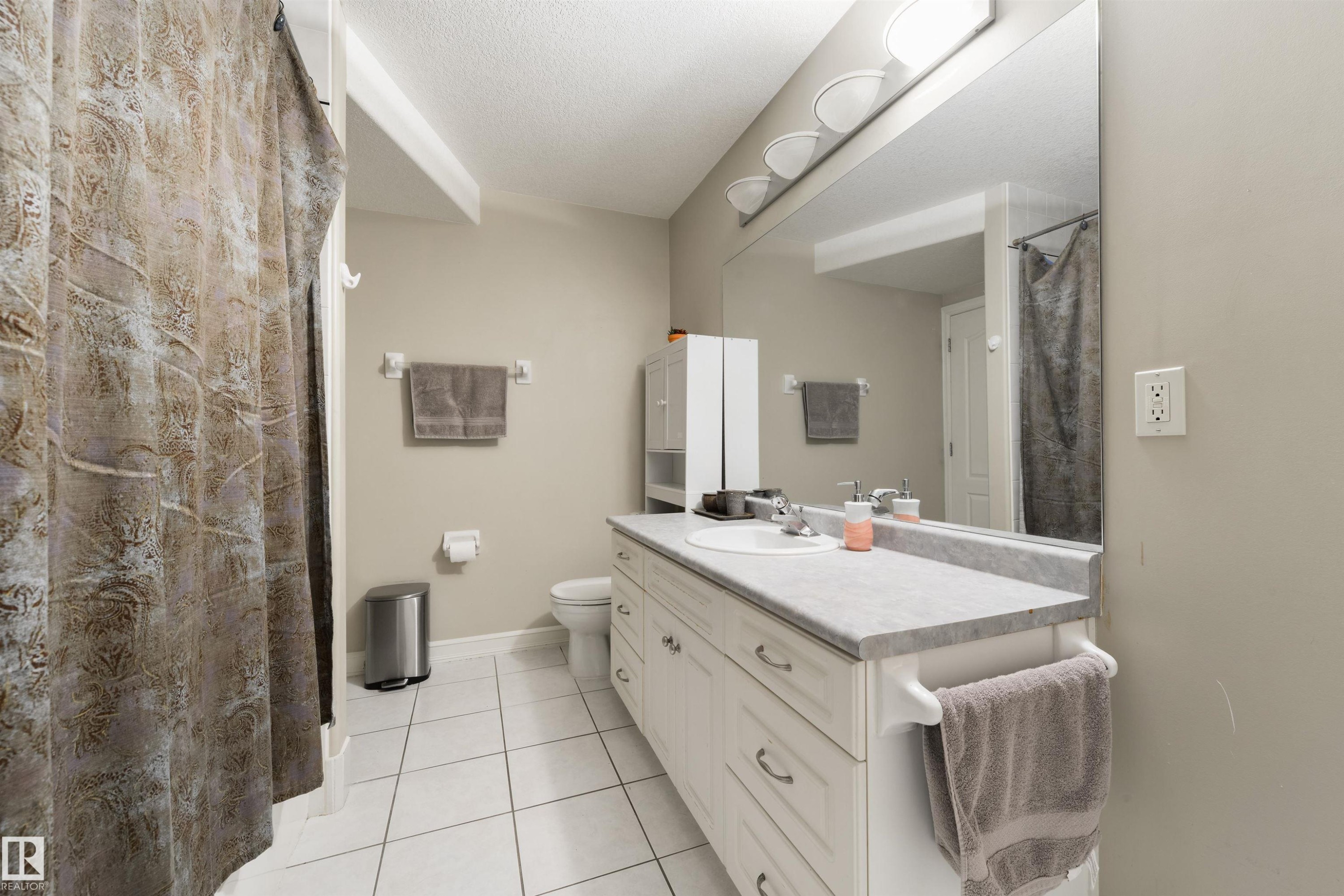 11304 9 Avenue, Edmonton, AB - Indoor Photo Showing Bathroom