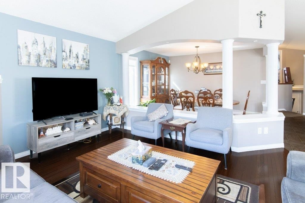 6103 5 Avenue, Edmonton, AB - Indoor Photo Showing Living Room