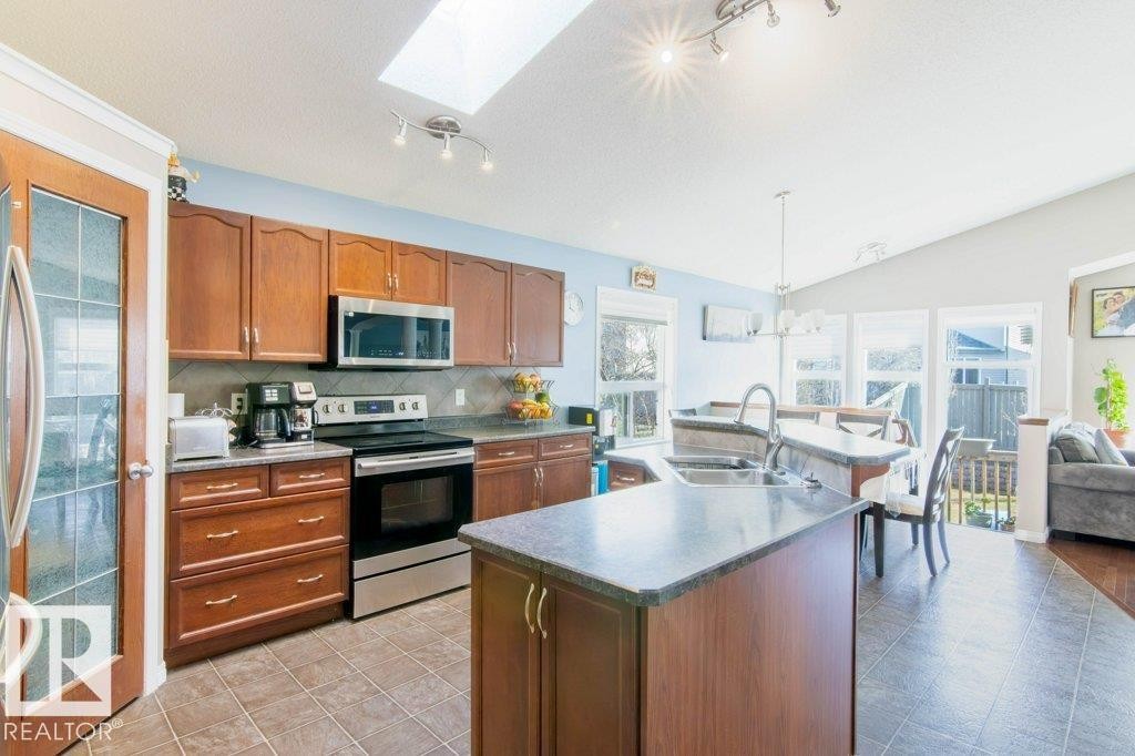 6103 5 Avenue, Edmonton, AB - Indoor Photo Showing Kitchen