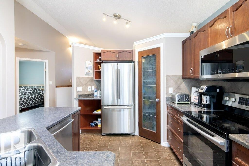 6103 5 Avenue, Edmonton, AB - Indoor Photo Showing Kitchen