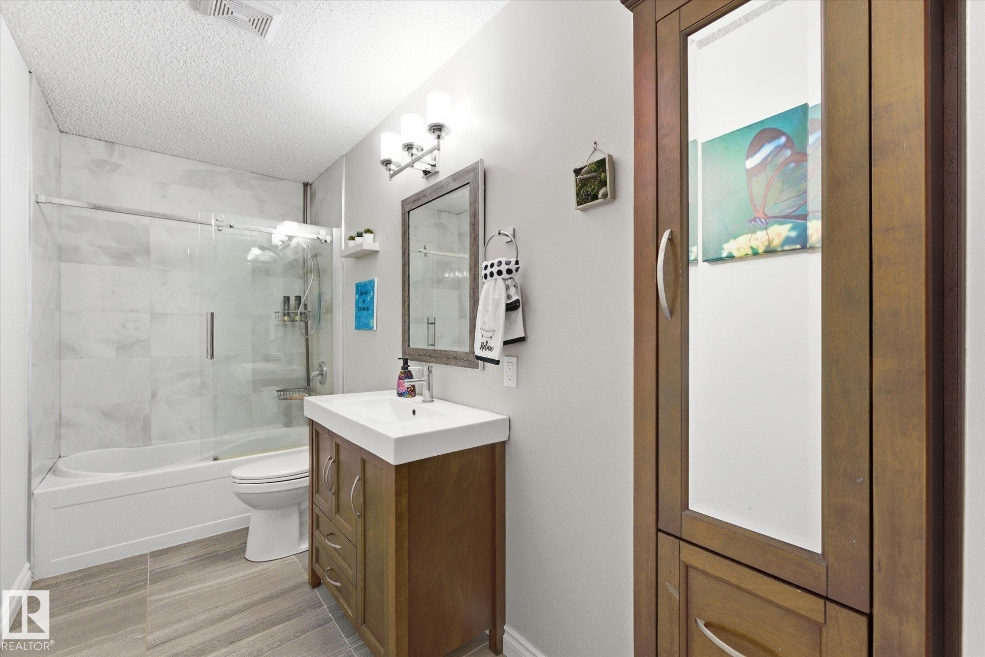 Main floor 4-piece bath - 5702 50 Street, Stony Plain, AB - Indoor Photo Showing Bathroom