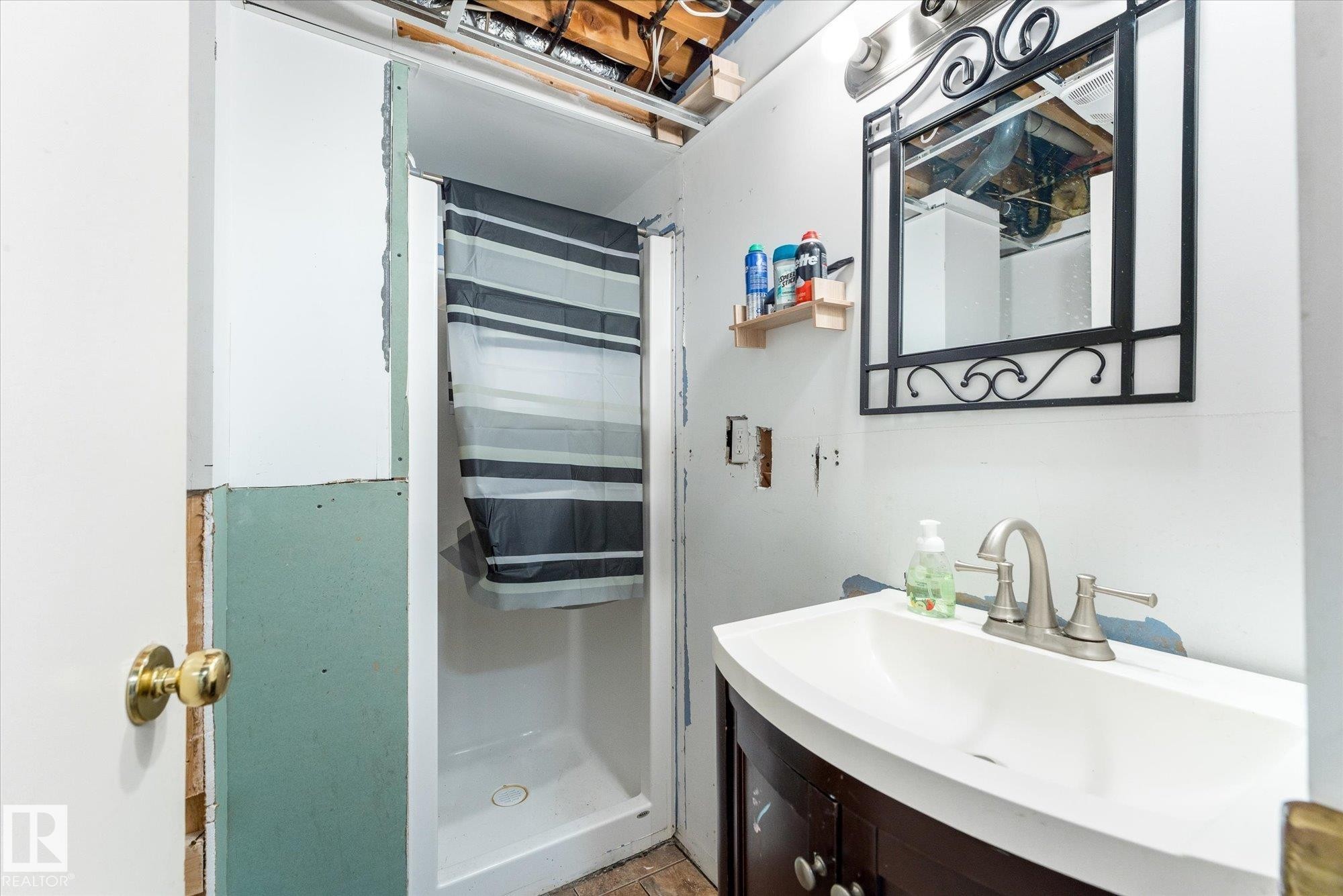 3-piece bath - 5702 50 Street, Stony Plain, AB - Indoor