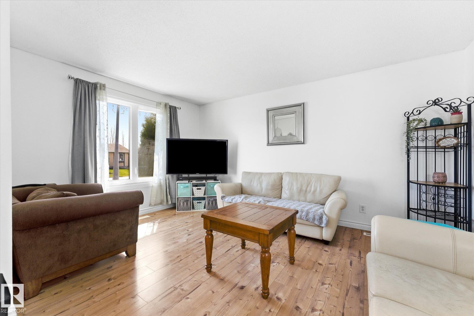 5702 50 Street, Stony Plain, AB - Indoor Photo Showing Living Room