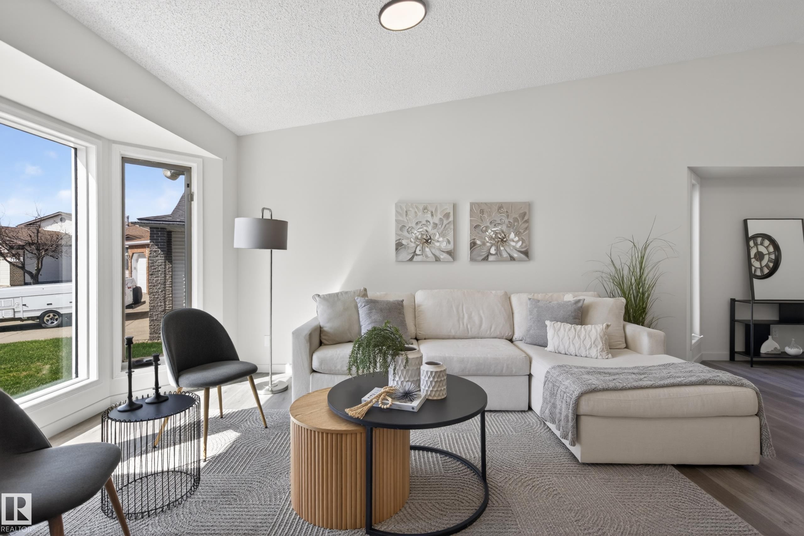 15323 72 Street, Edmonton, AB - Indoor Photo Showing Living Room