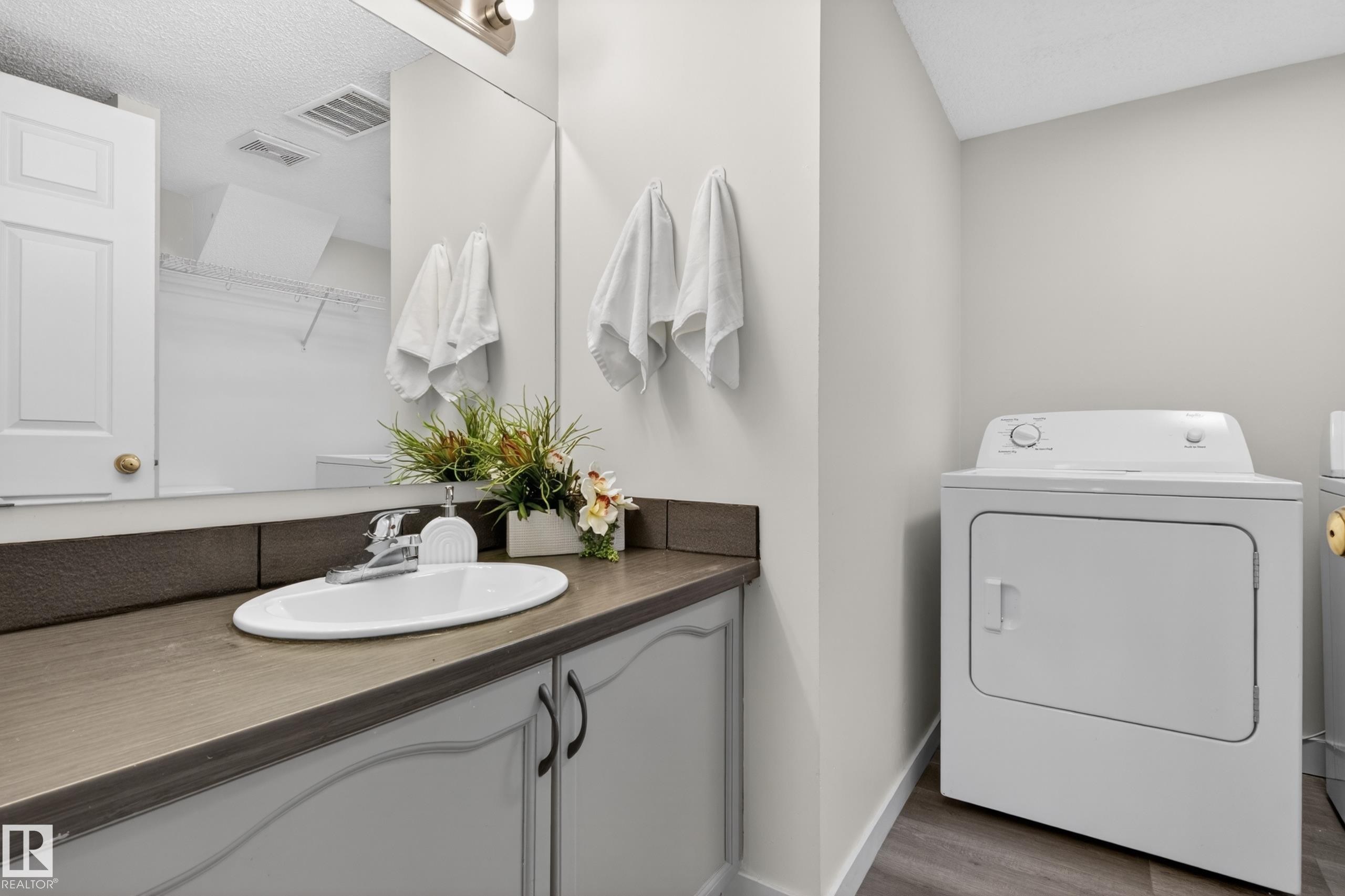 15323 72 Street, Edmonton, AB - Indoor Photo Showing Laundry Room