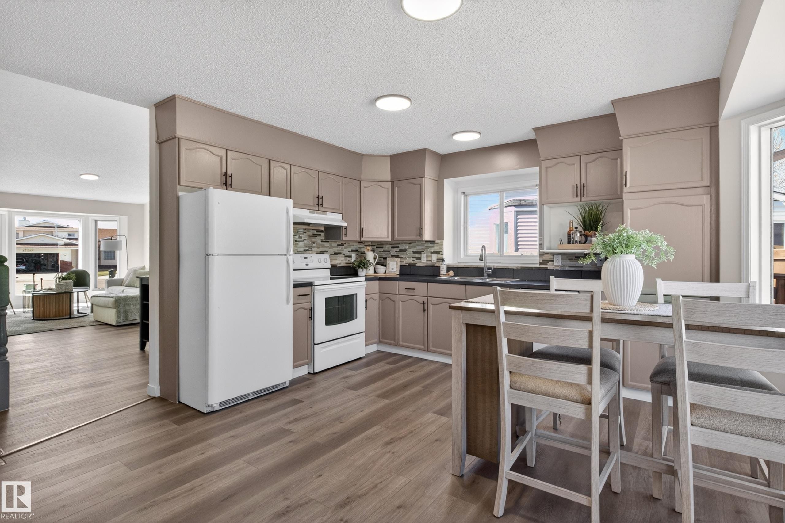 15323 72 Street, Edmonton, AB - Indoor Photo Showing Kitchen