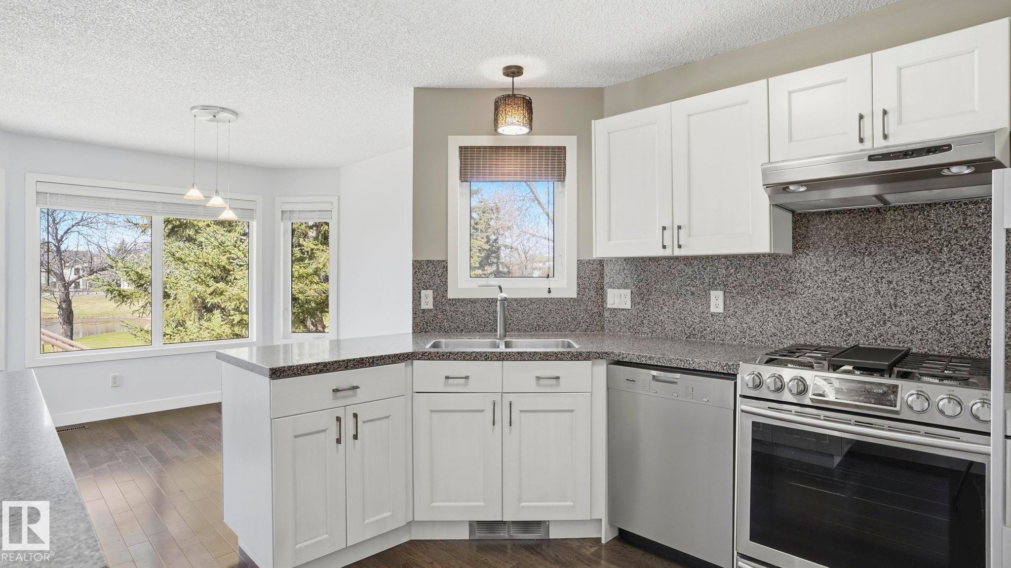 1346 Potter Greens Drive, Edmonton, AB - Indoor Photo Showing Kitchen