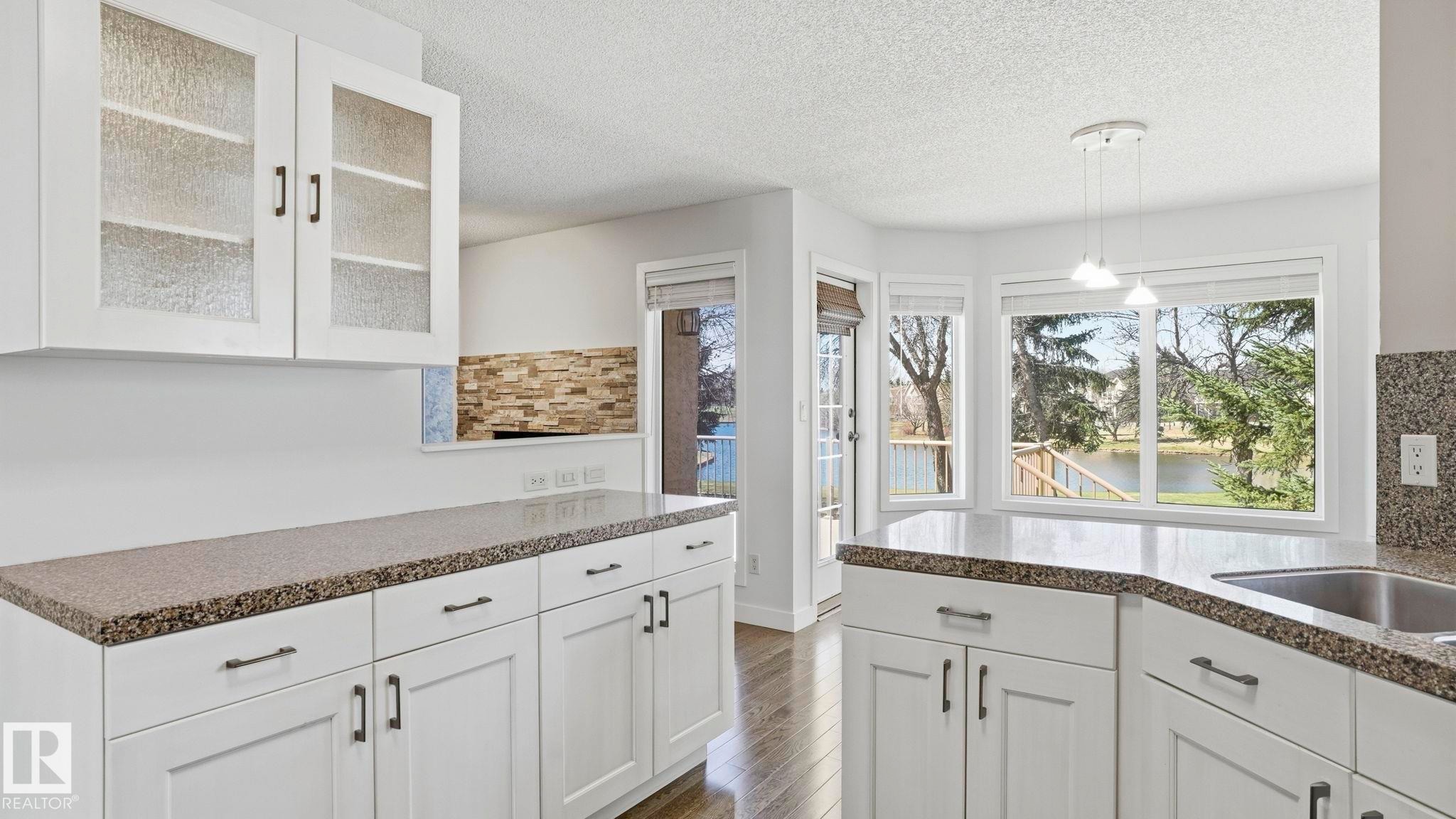 1346 Potter Greens Drive, Edmonton, AB - Indoor Photo Showing Kitchen