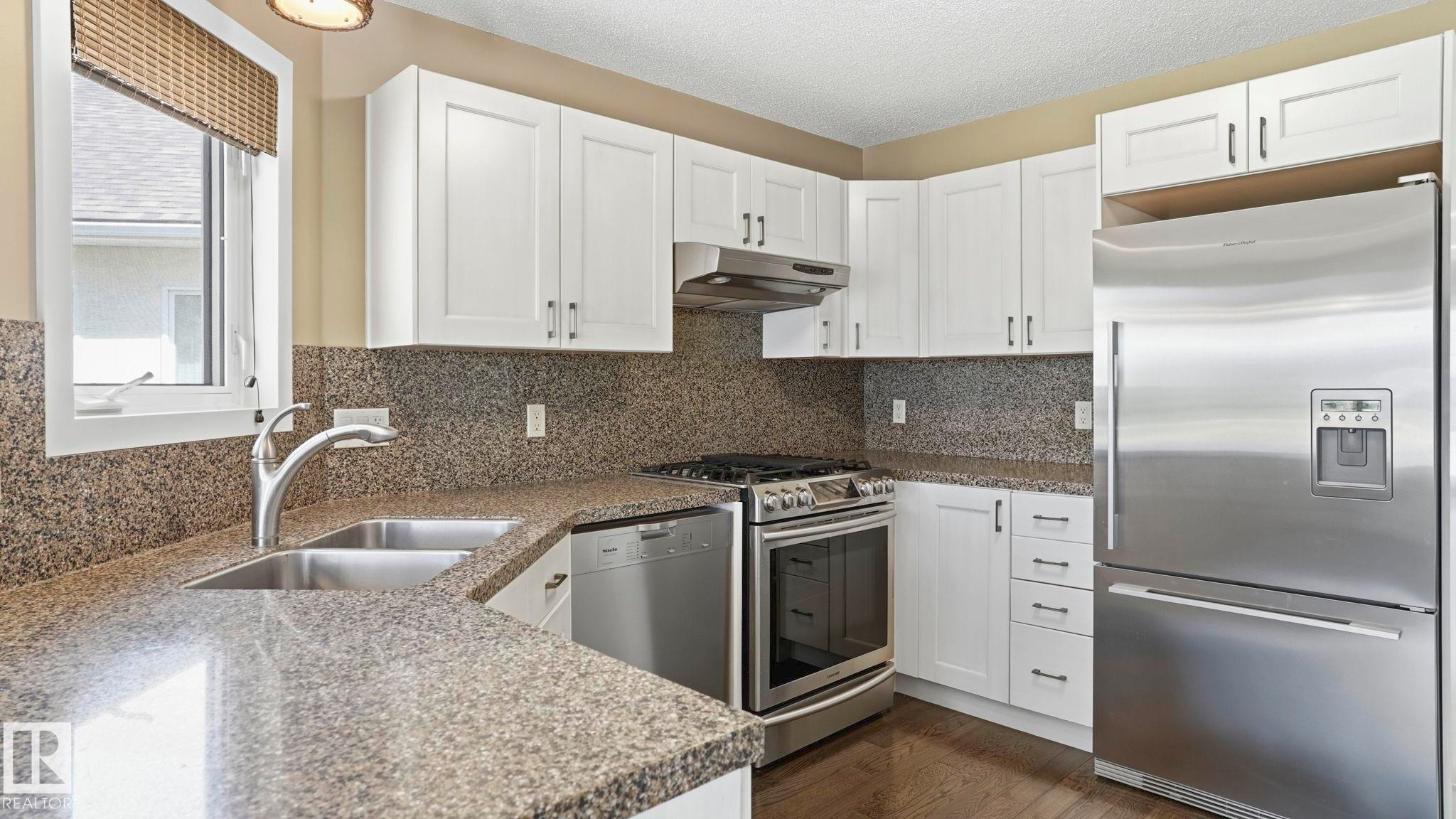 1346 Potter Greens Drive, Edmonton, AB - Indoor Photo Showing Kitchen With Double Sink With Upgraded Kitchen