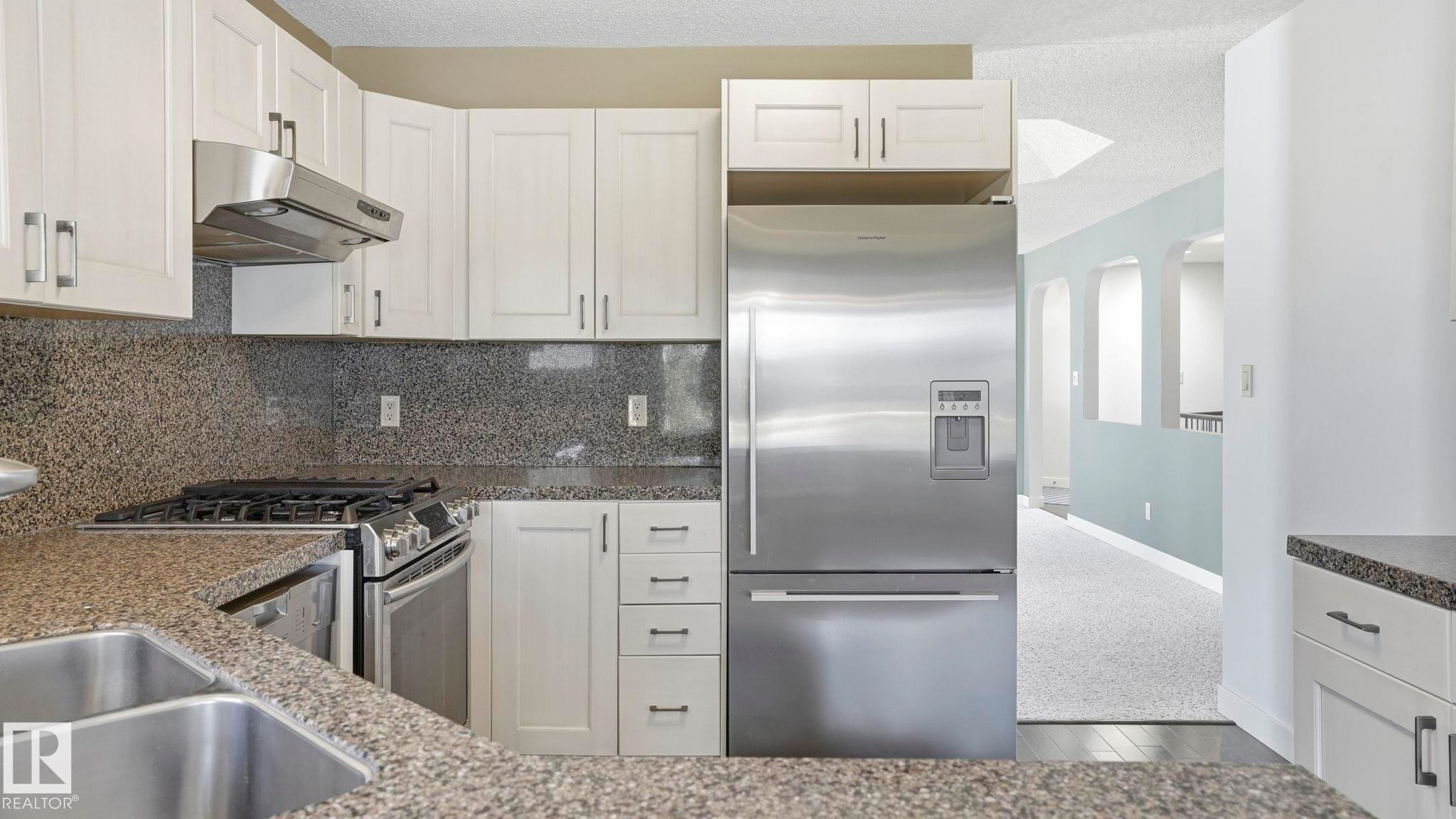 1346 Potter Greens Drive, Edmonton, AB - Indoor Photo Showing Kitchen With Double Sink With Upgraded Kitchen