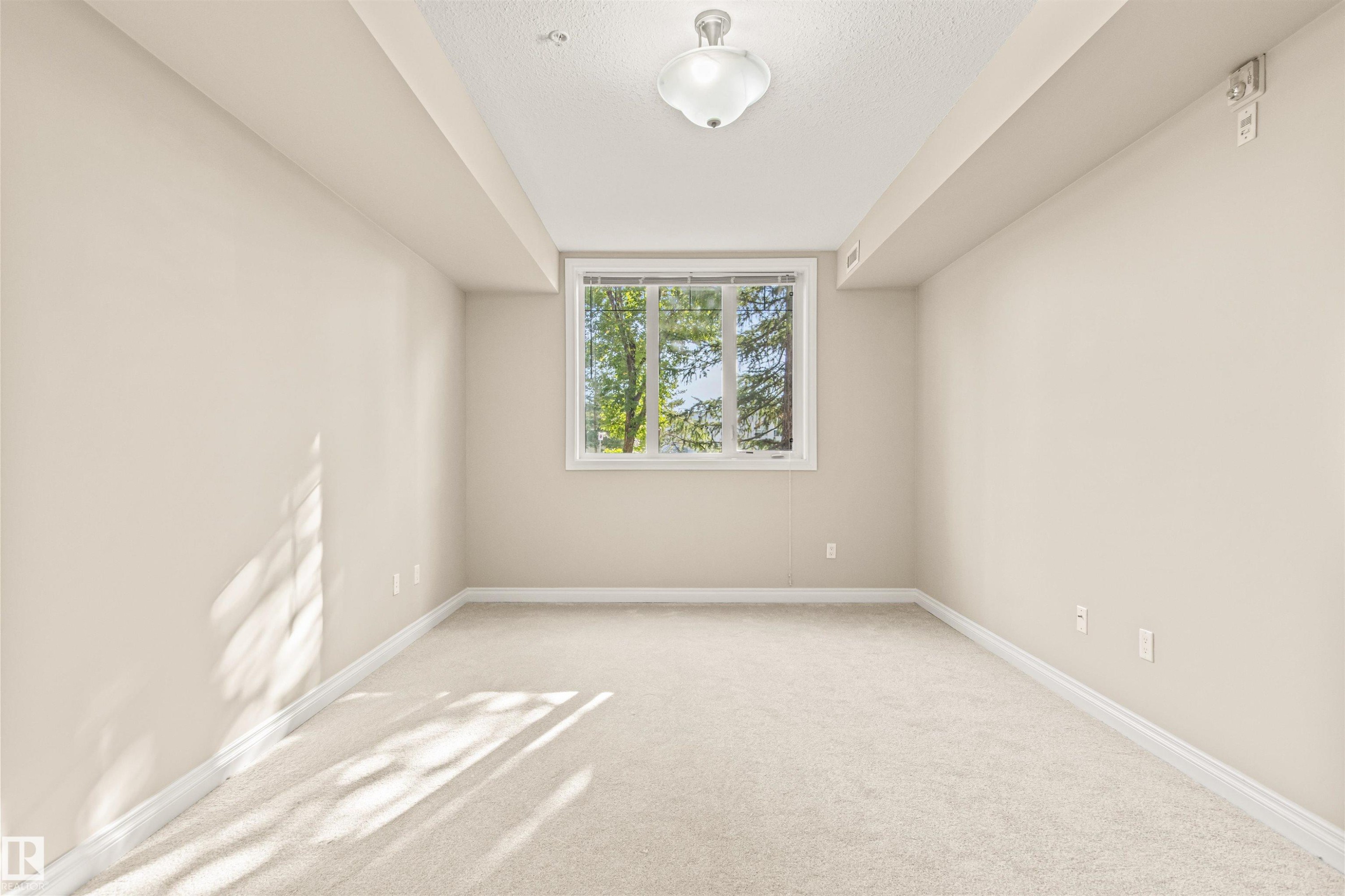 112 12408 15 Avenue, Edmonton, AB - Indoor Photo Showing Other Room