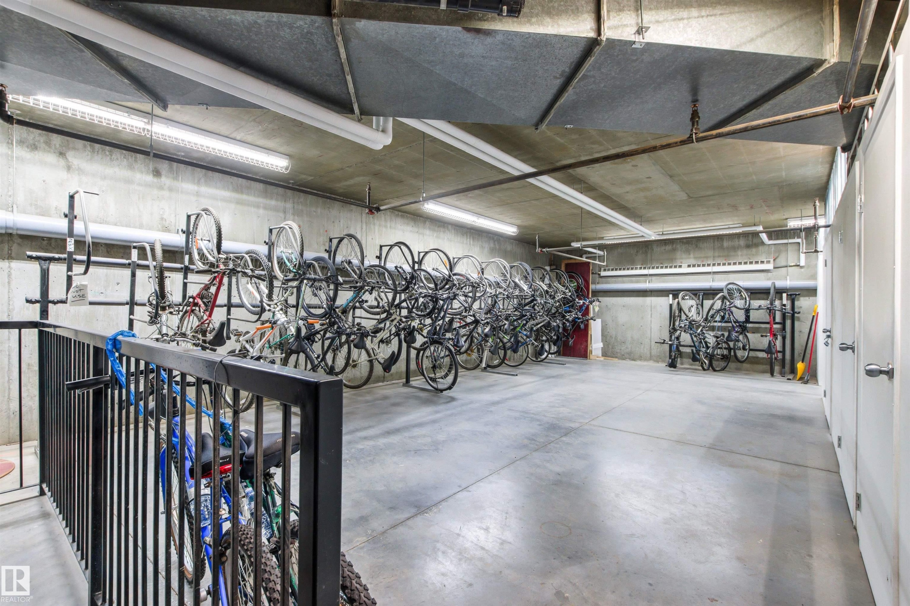 112 12408 15 Avenue, Edmonton, AB - Indoor Photo Showing Garage
