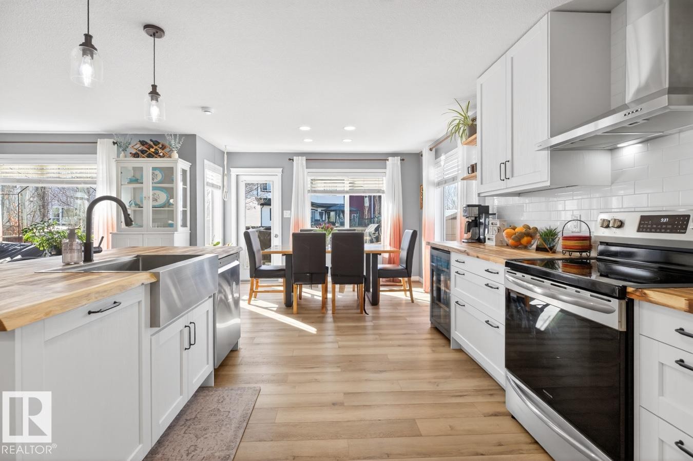 3 Middleton Close, Leduc, AB - Indoor Photo Showing Kitchen With Upgraded Kitchen