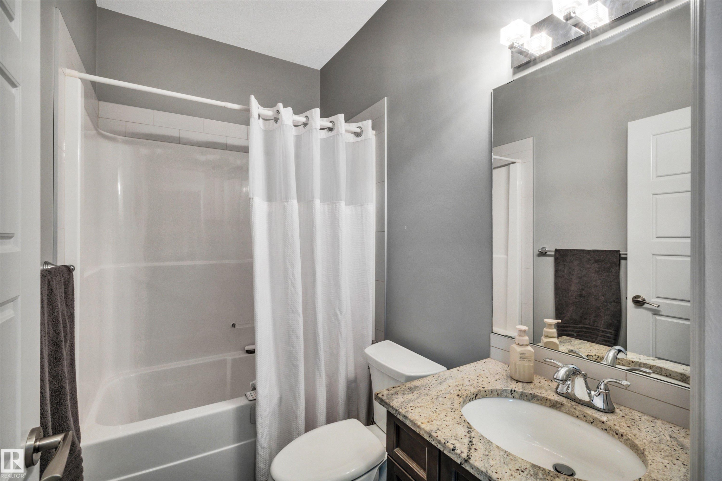 7728 18 Avenue, Edmonton, AB - Indoor Photo Showing Bathroom