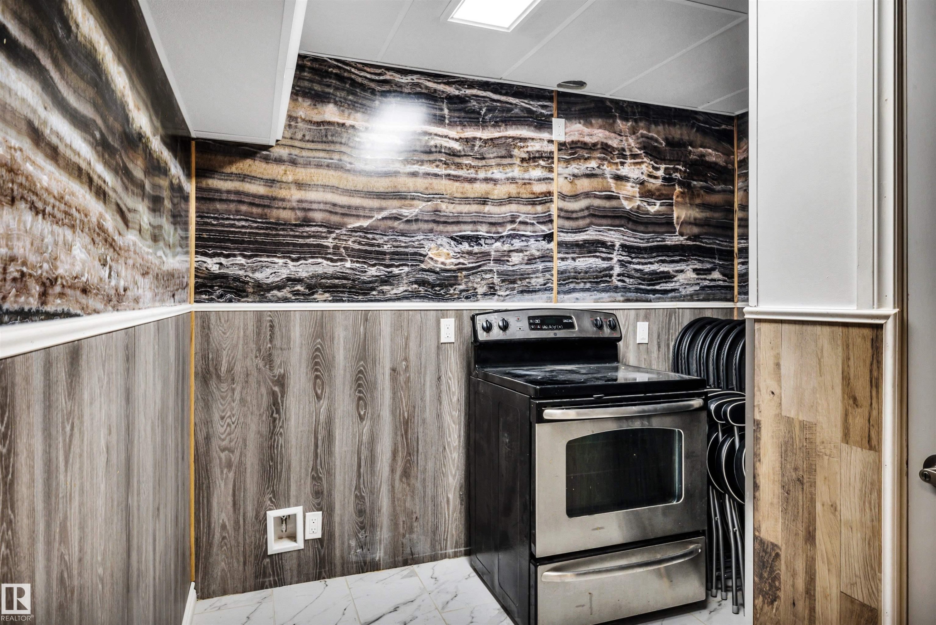 7728 18 Avenue, Edmonton, AB - Indoor Photo Showing Kitchen