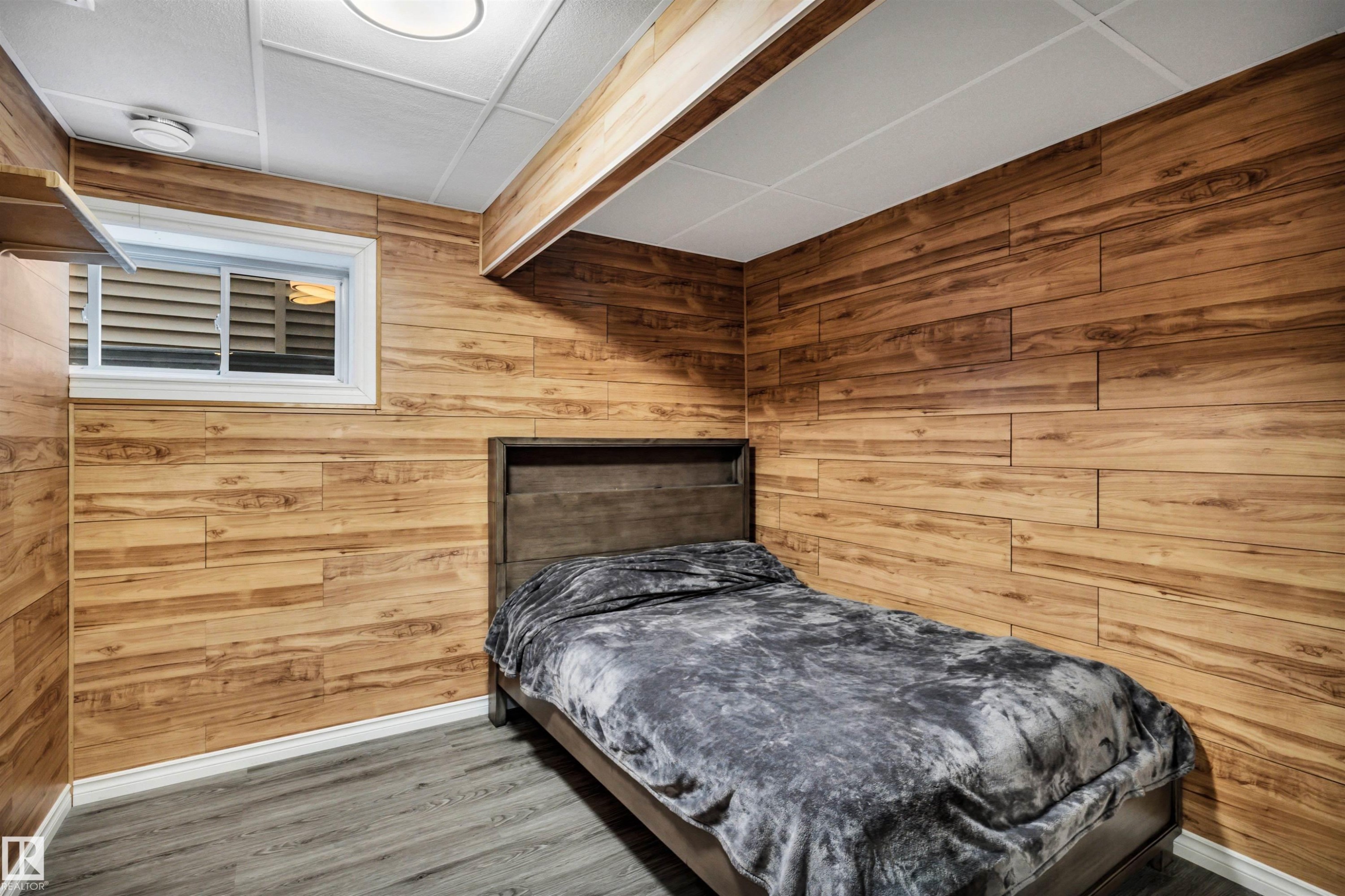 7728 18 Avenue, Edmonton, AB - Indoor Photo Showing Bedroom