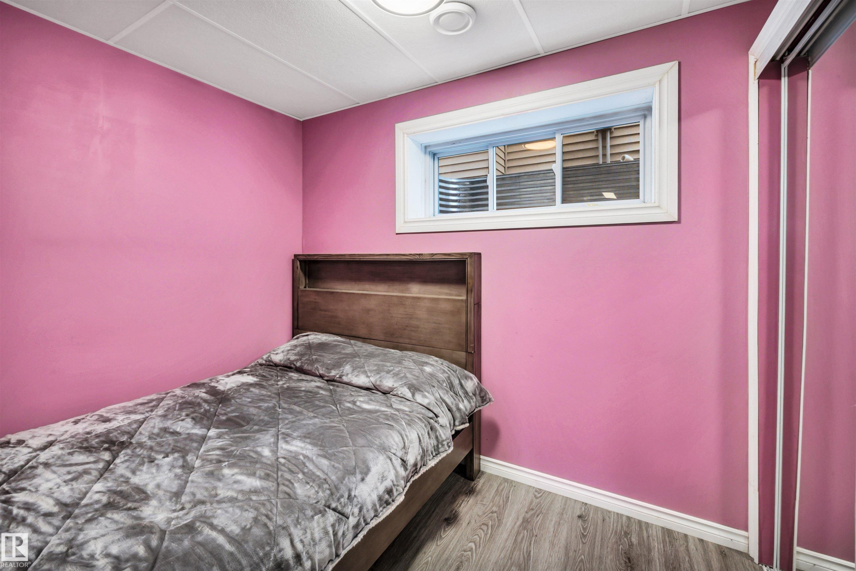 7728 18 Avenue, Edmonton, AB - Indoor Photo Showing Bedroom