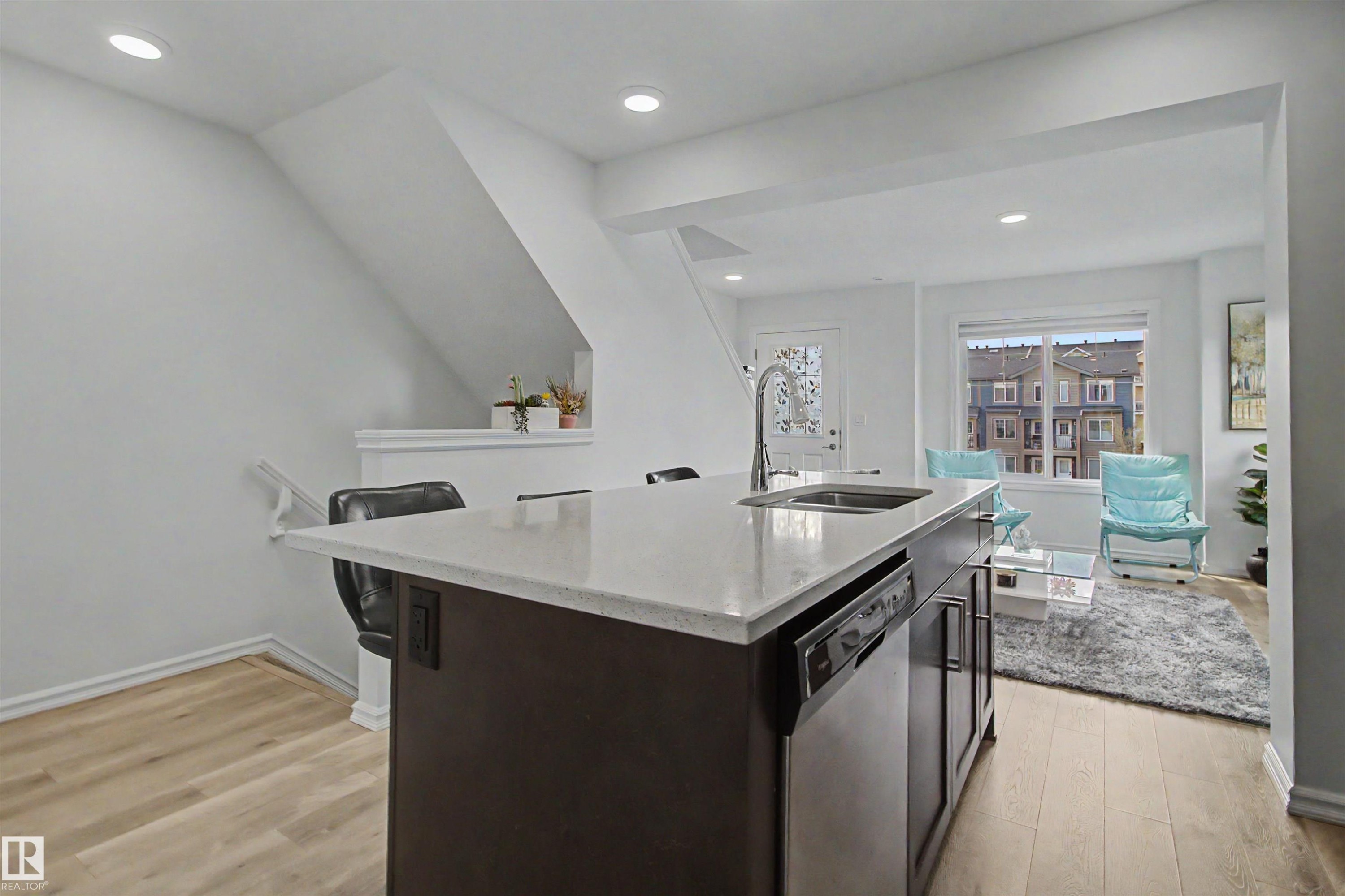 #30 3025 151 Av Nw, Edmonton, AB - Indoor Photo Showing Kitchen