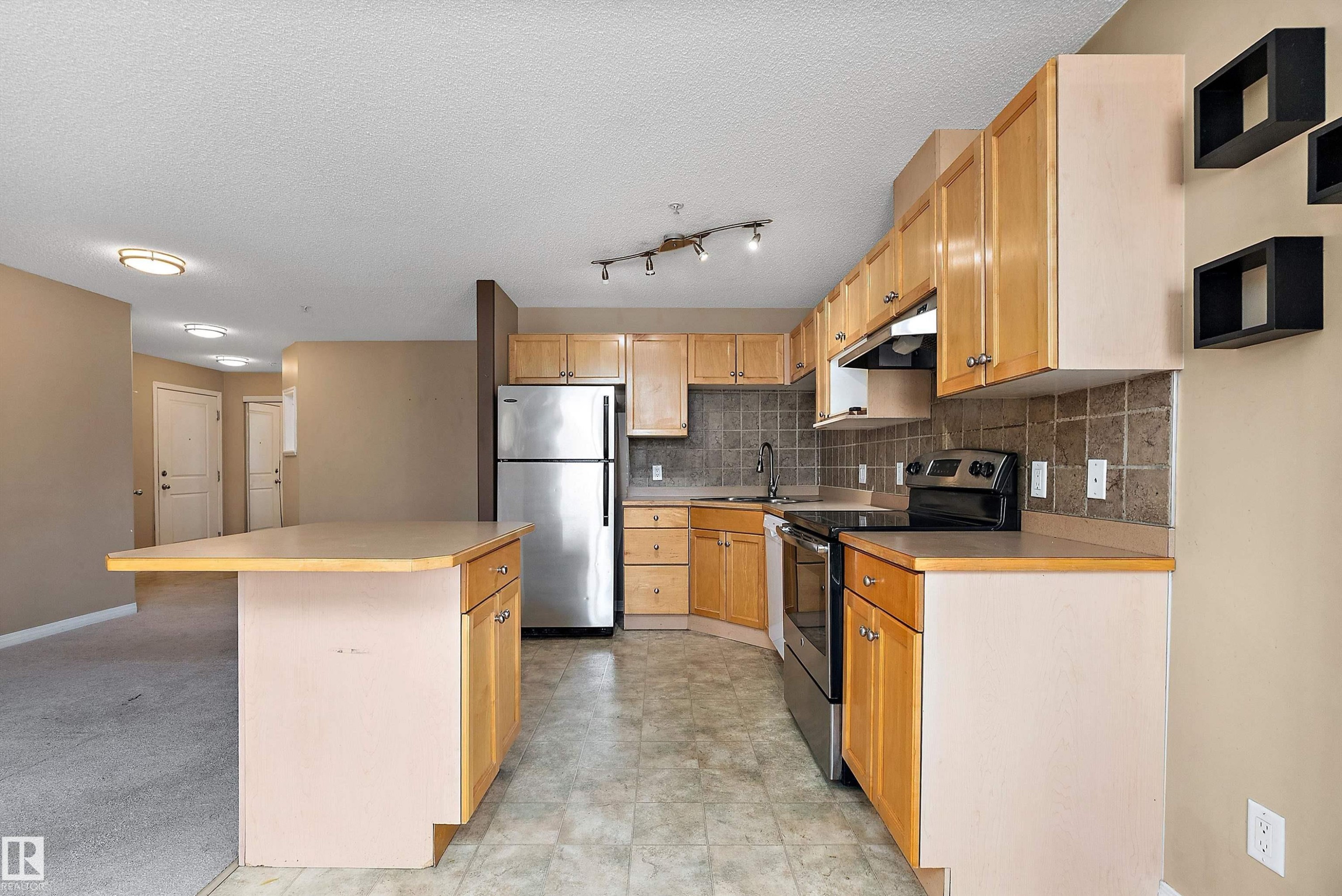 325 11325 83 Street, Edmonton, AB - Indoor Photo Showing Kitchen