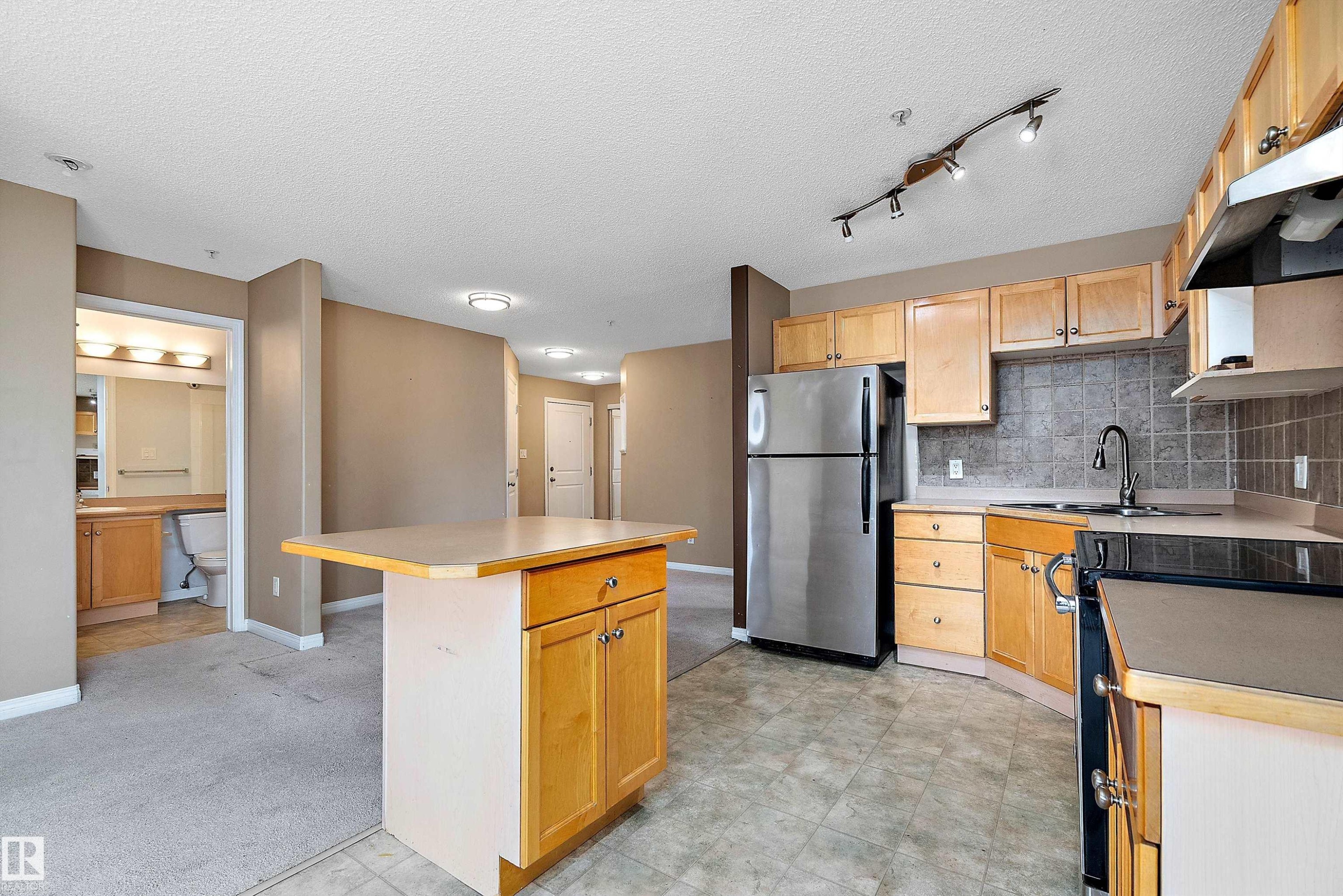 325 11325 83 Street, Edmonton, AB - Indoor Photo Showing Kitchen