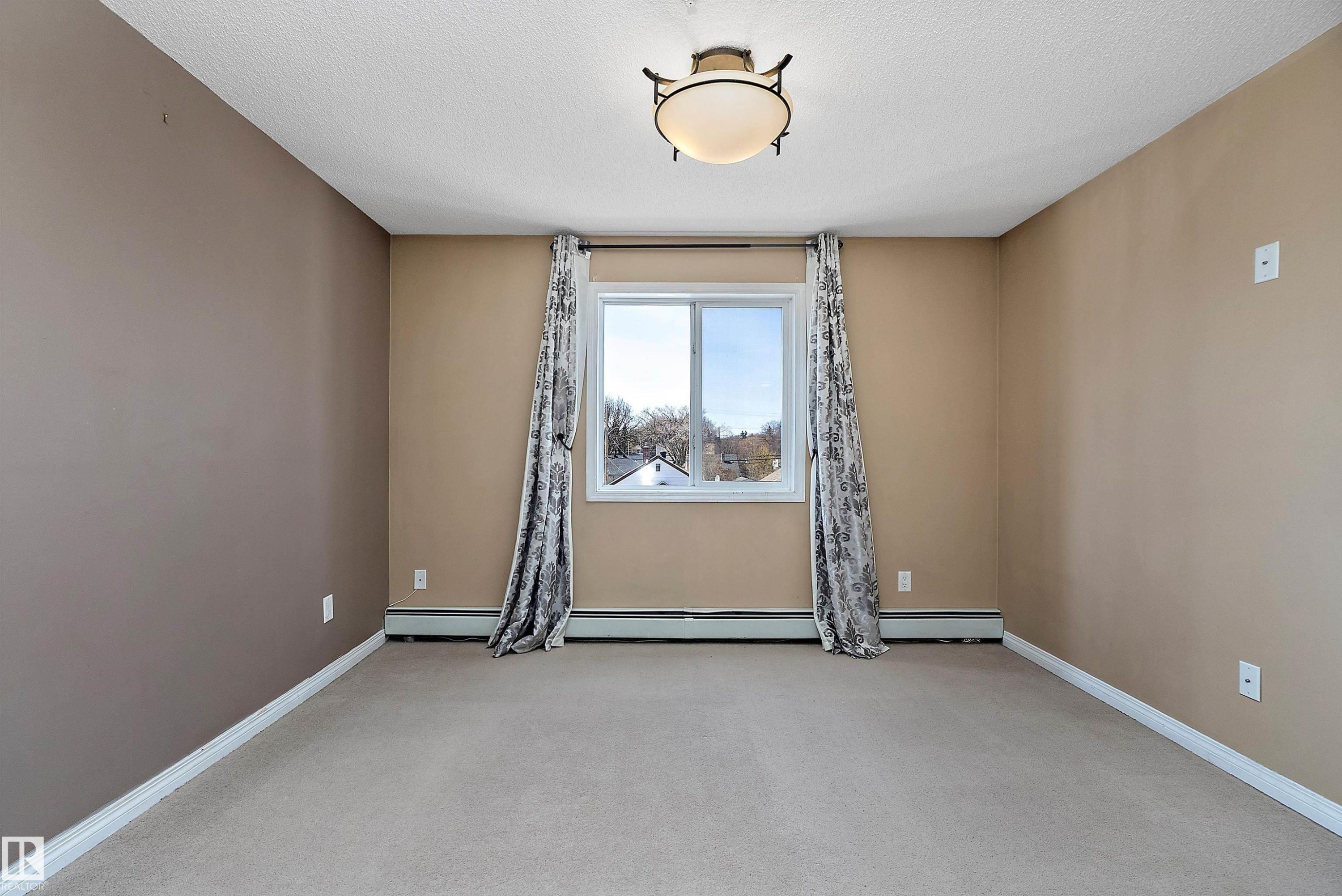 325 11325 83 Street, Edmonton, AB - Indoor Photo Showing Other Room