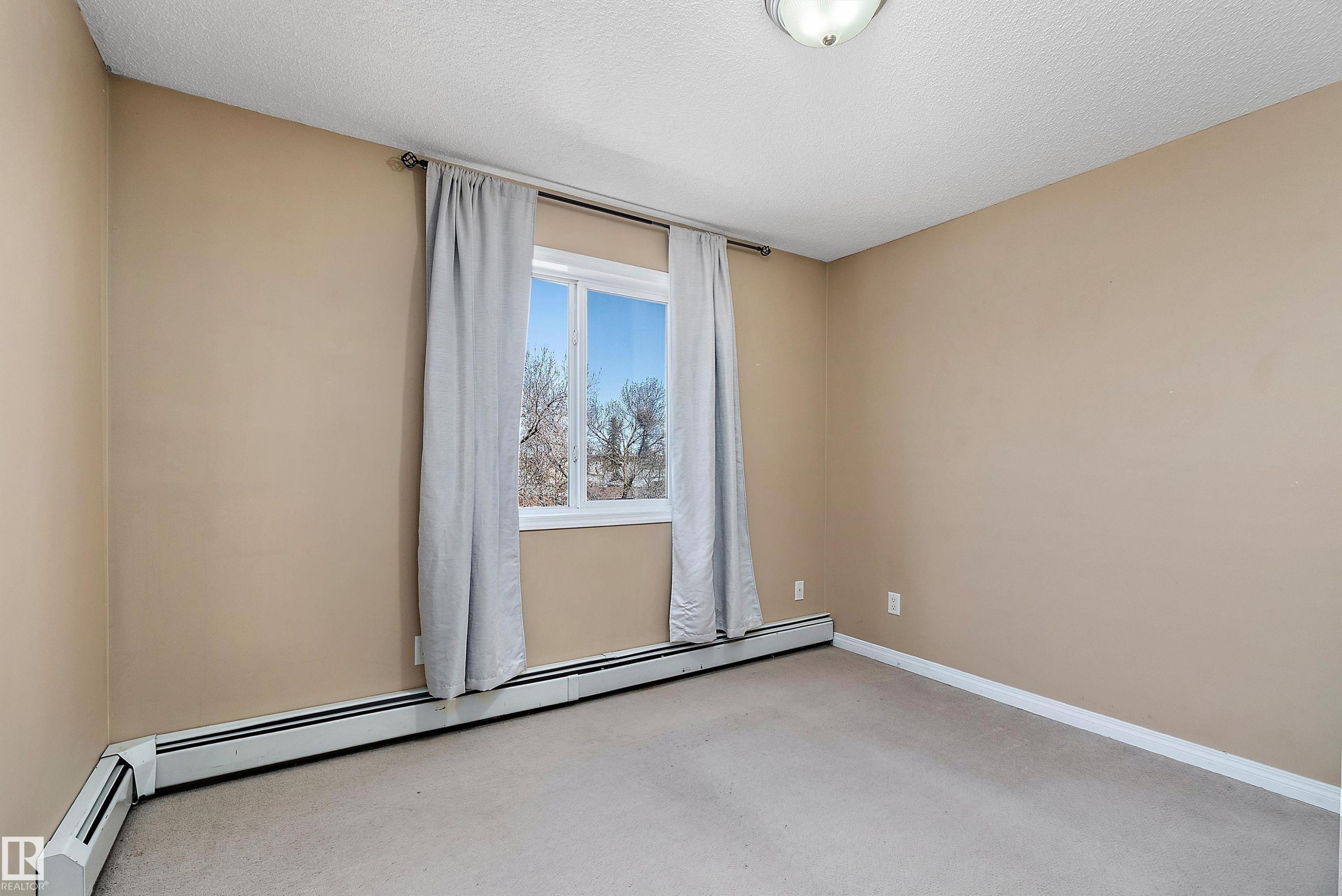 325 11325 83 Street, Edmonton, AB - Indoor Photo Showing Other Room