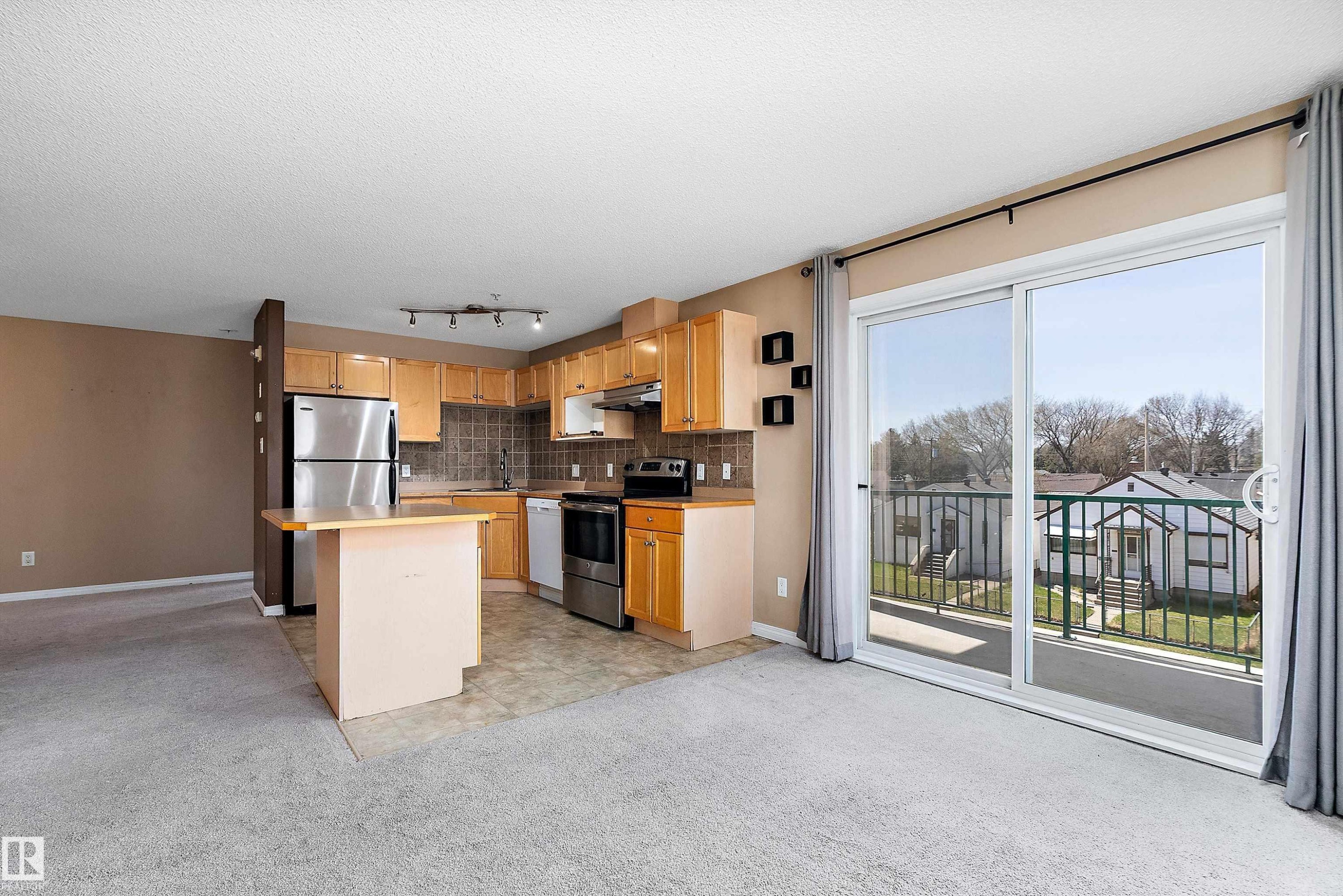 325 11325 83 Street, Edmonton, AB - Indoor Photo Showing Kitchen