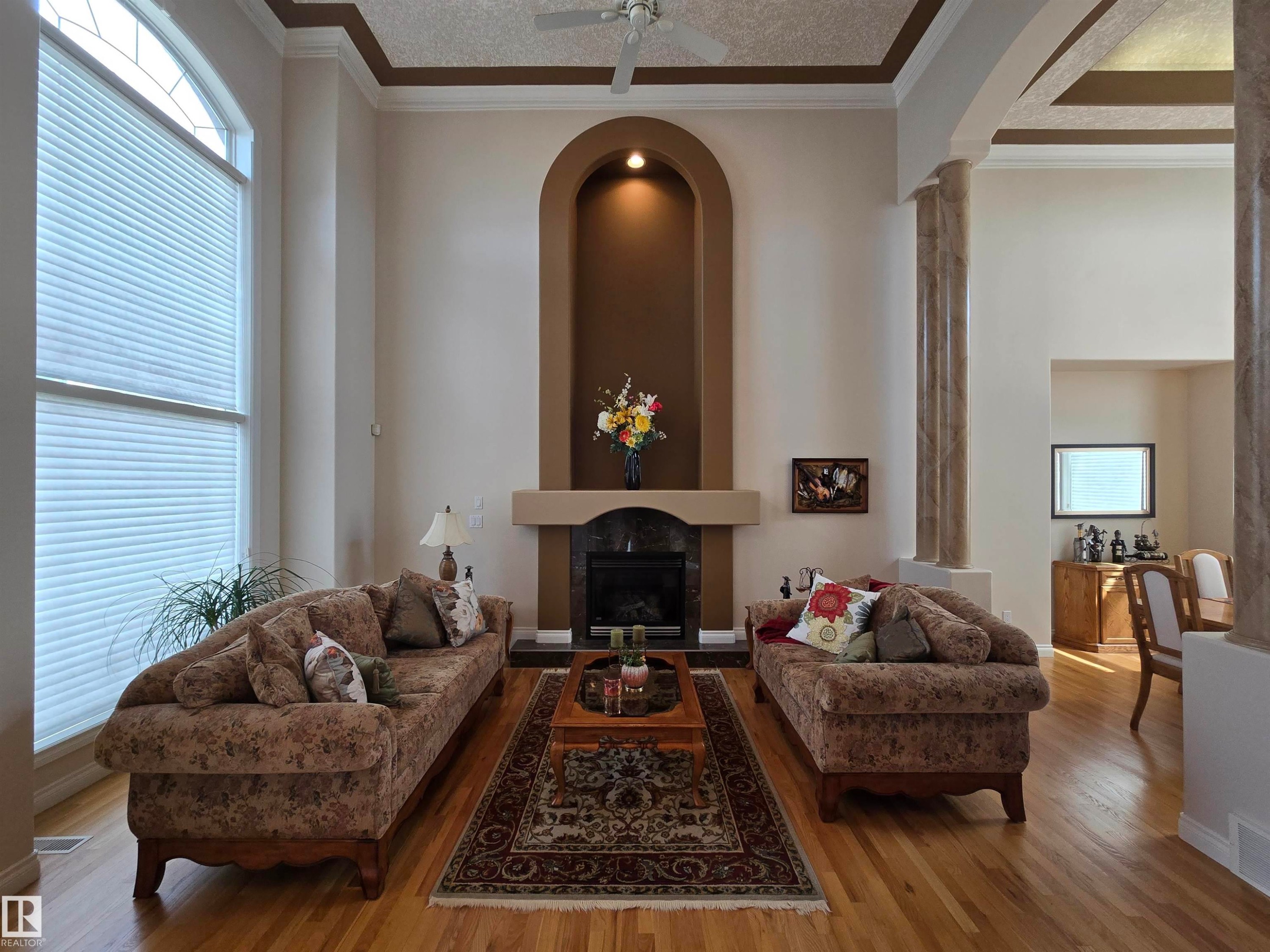 7429 162 Avenue Nw, Edmonton, AB - Indoor Photo Showing Living Room