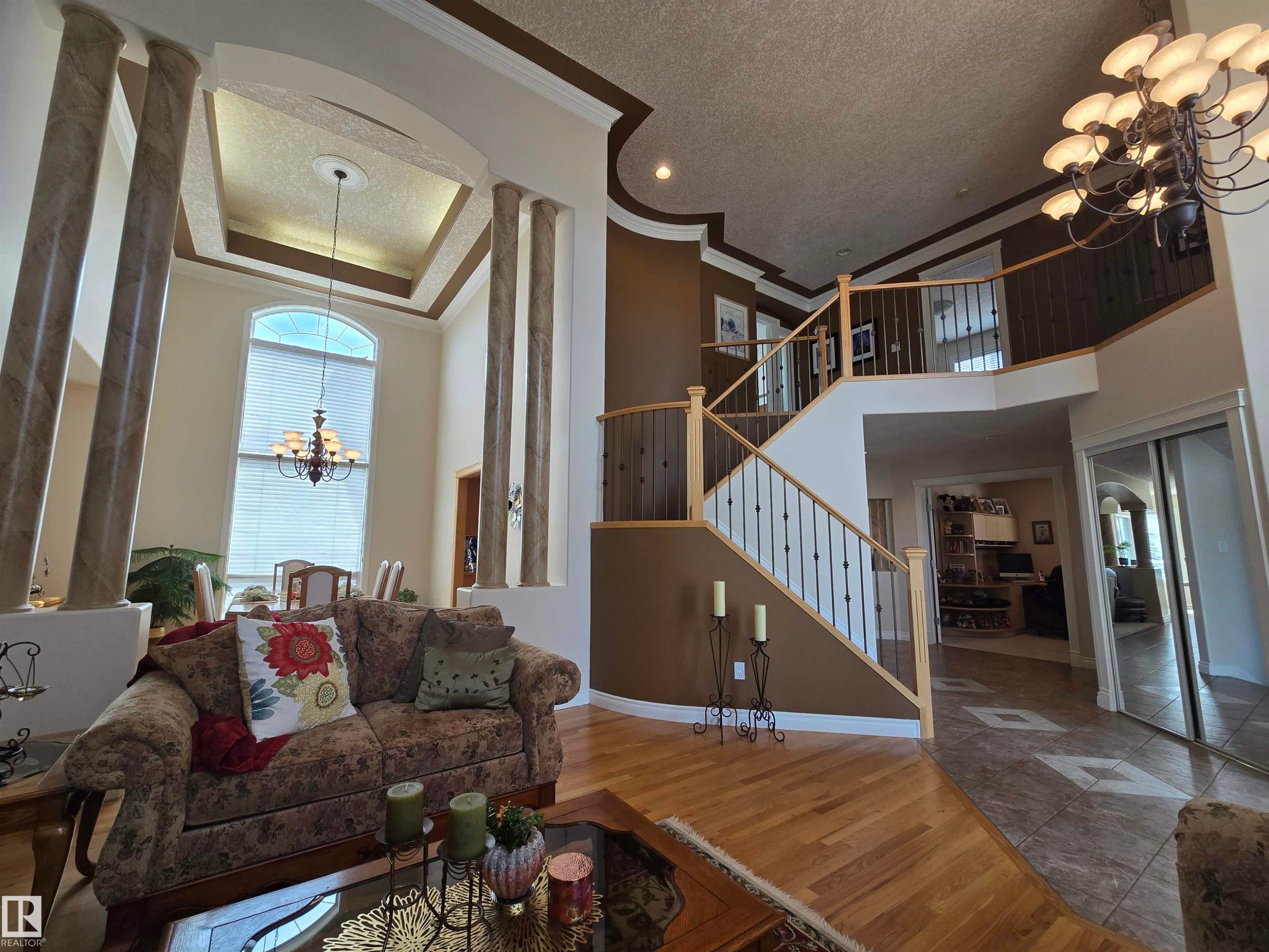 7429 162 Avenue Nw, Edmonton, AB - Indoor Photo Showing Living Room