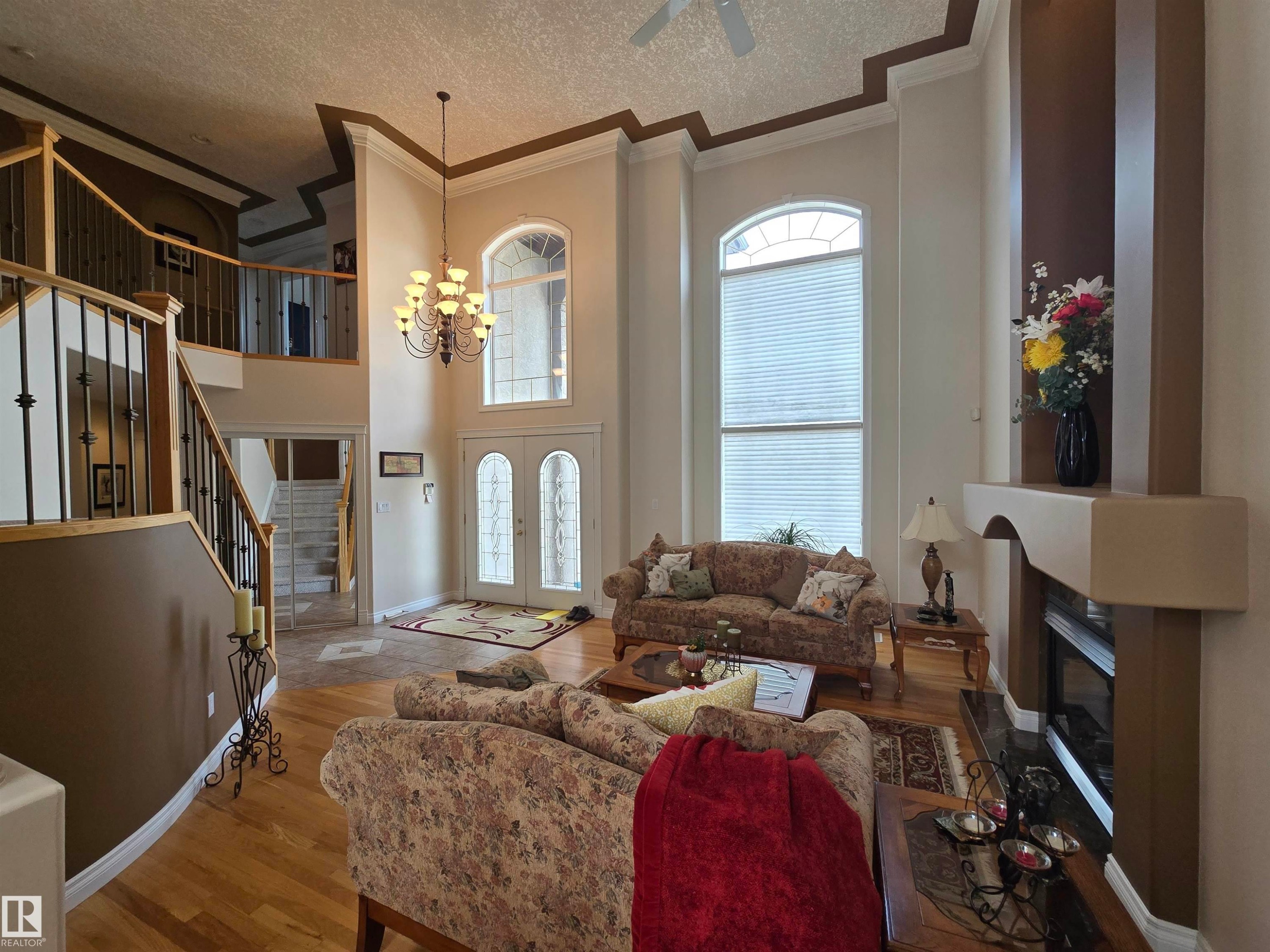 7429 162 Avenue Nw, Edmonton, AB - Indoor Photo Showing Living Room