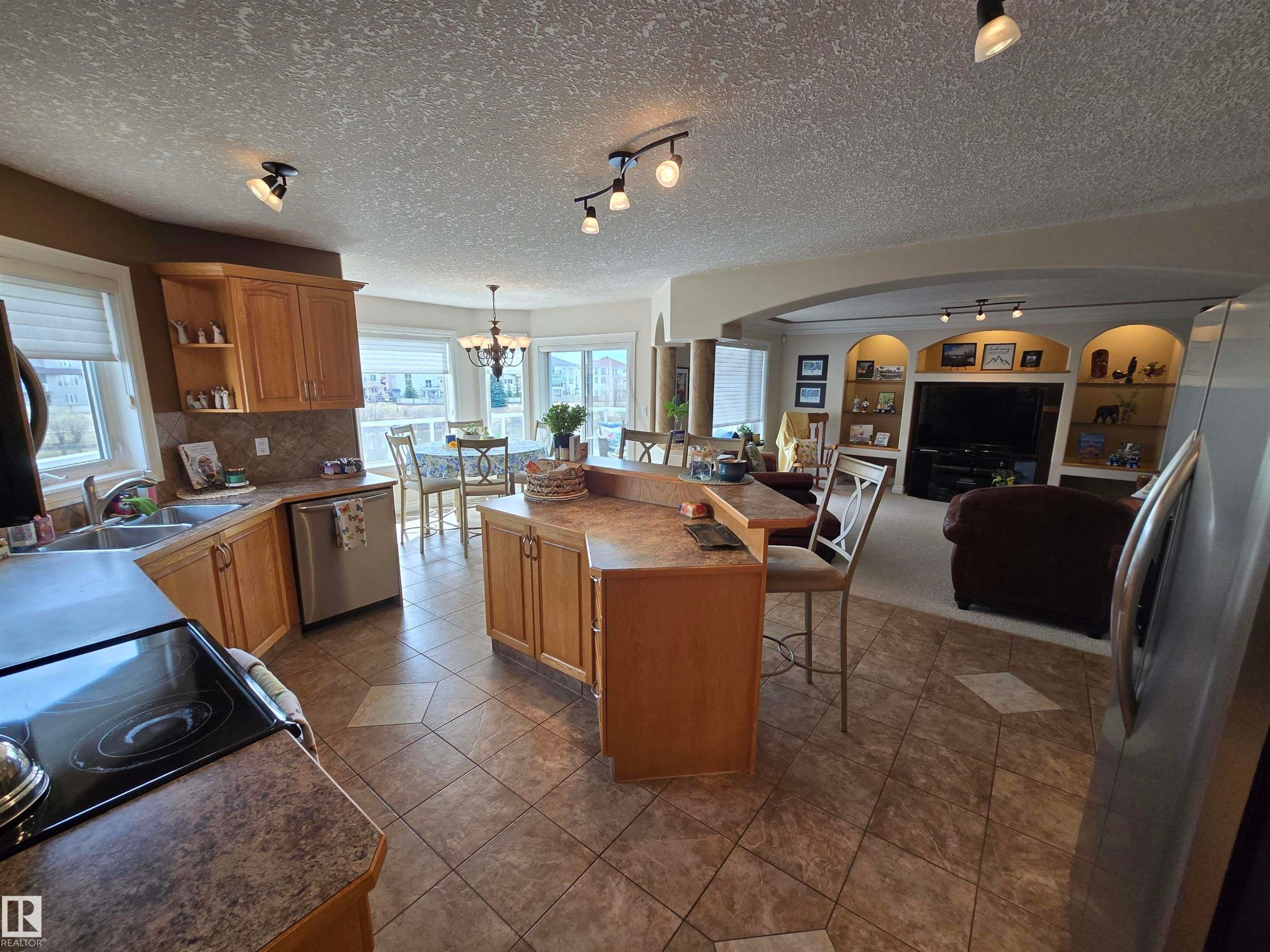 7429 162 Avenue Nw, Edmonton, AB - Indoor Photo Showing Kitchen With Double Sink