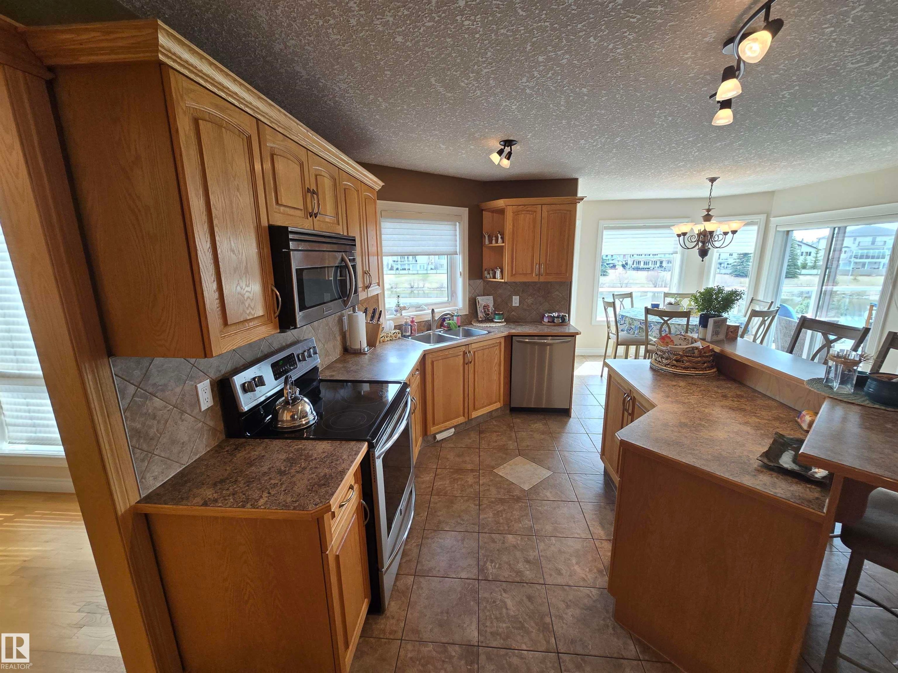 7429 162 Avenue Nw, Edmonton, AB - Indoor Photo Showing Kitchen With Double Sink