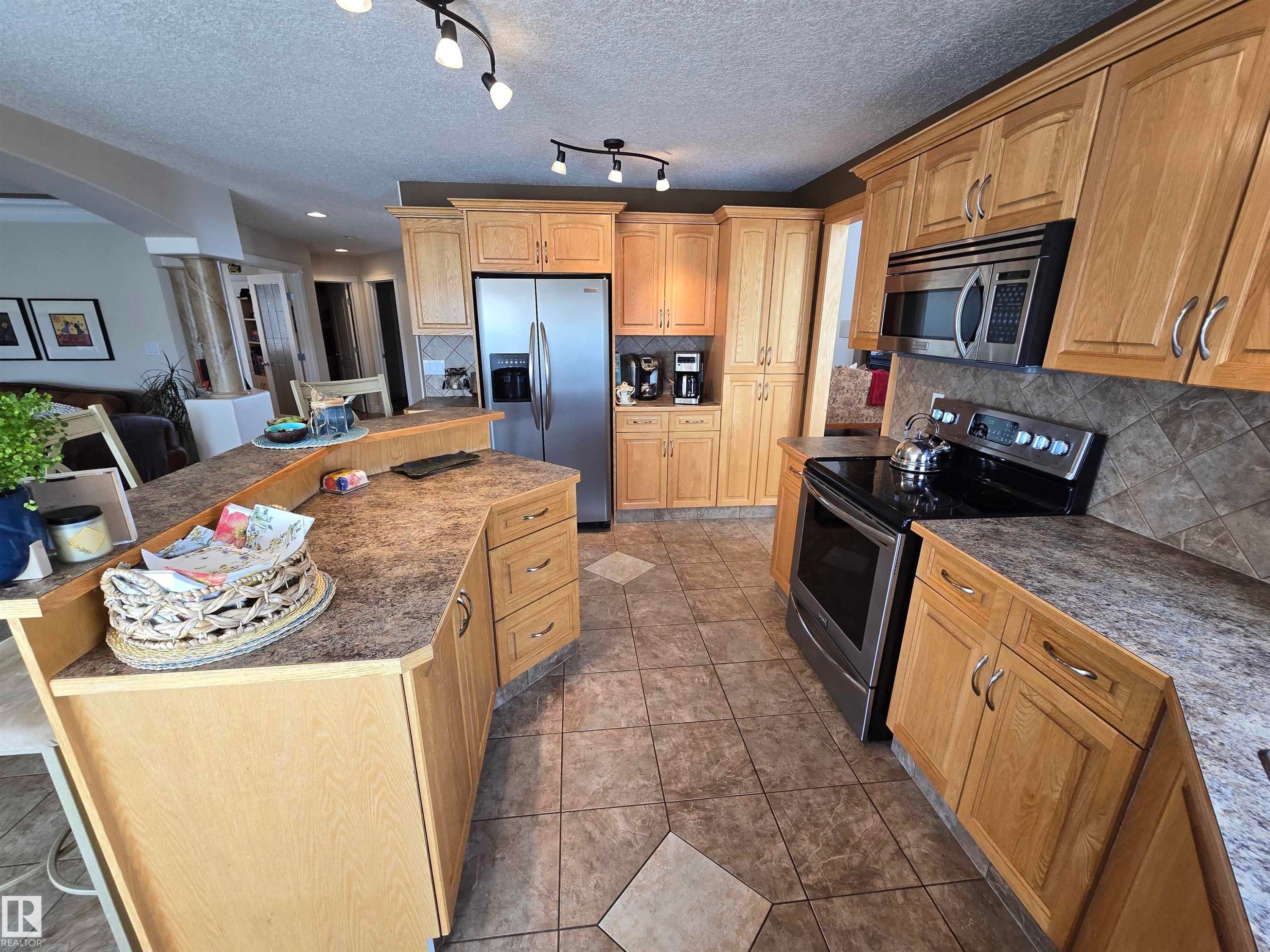 7429 162 Avenue Nw, Edmonton, AB - Indoor Photo Showing Kitchen