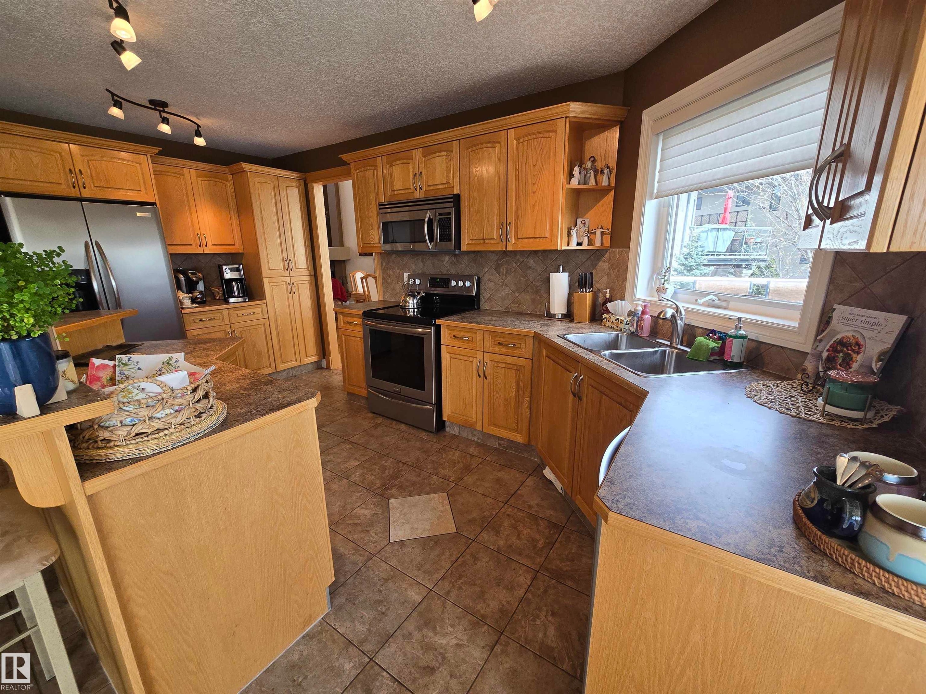7429 162 Avenue Nw, Edmonton, AB - Indoor Photo Showing Kitchen With Double Sink